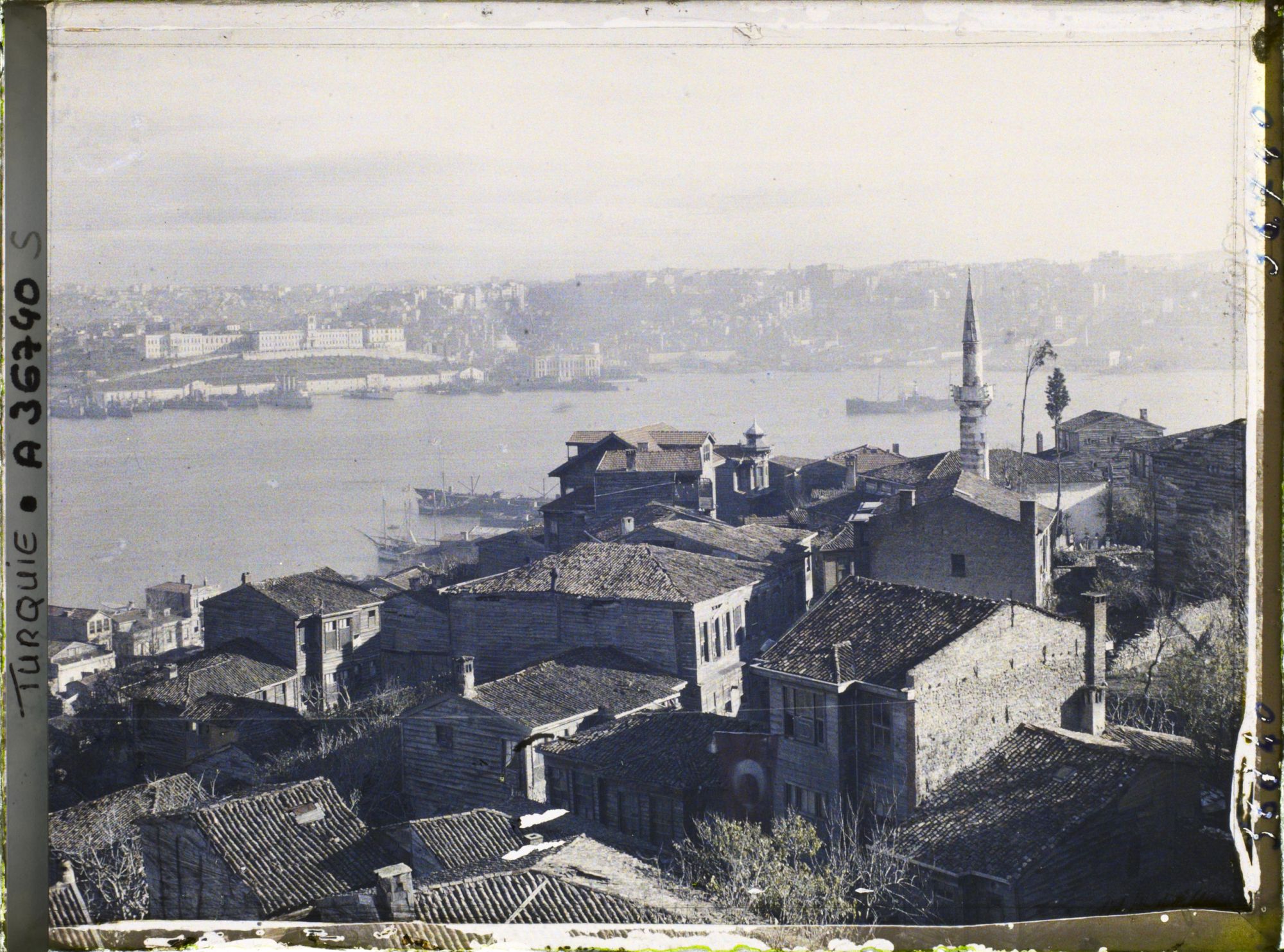 Image représentant La Corne d'Or, vue de la rive (sud) vers le quartier de Kasimpasa