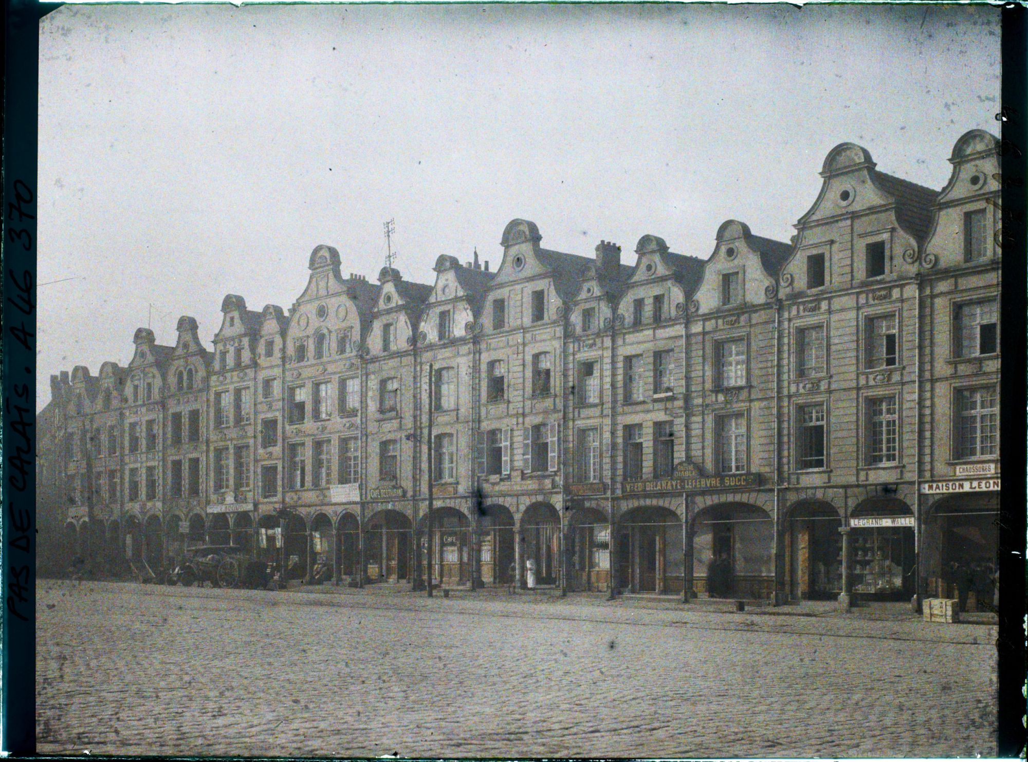 Image représentant France, Arras, Petite place, partie Est Côté Nord dans la brume