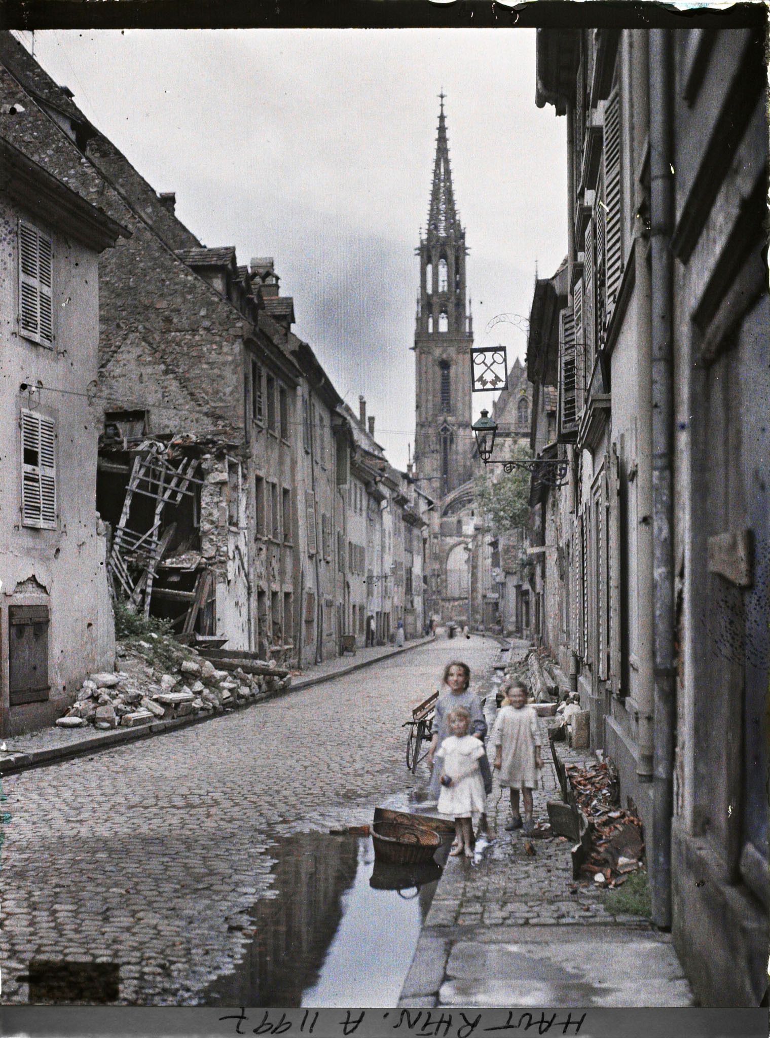 Image représentant Une rue au passage d'un avion
