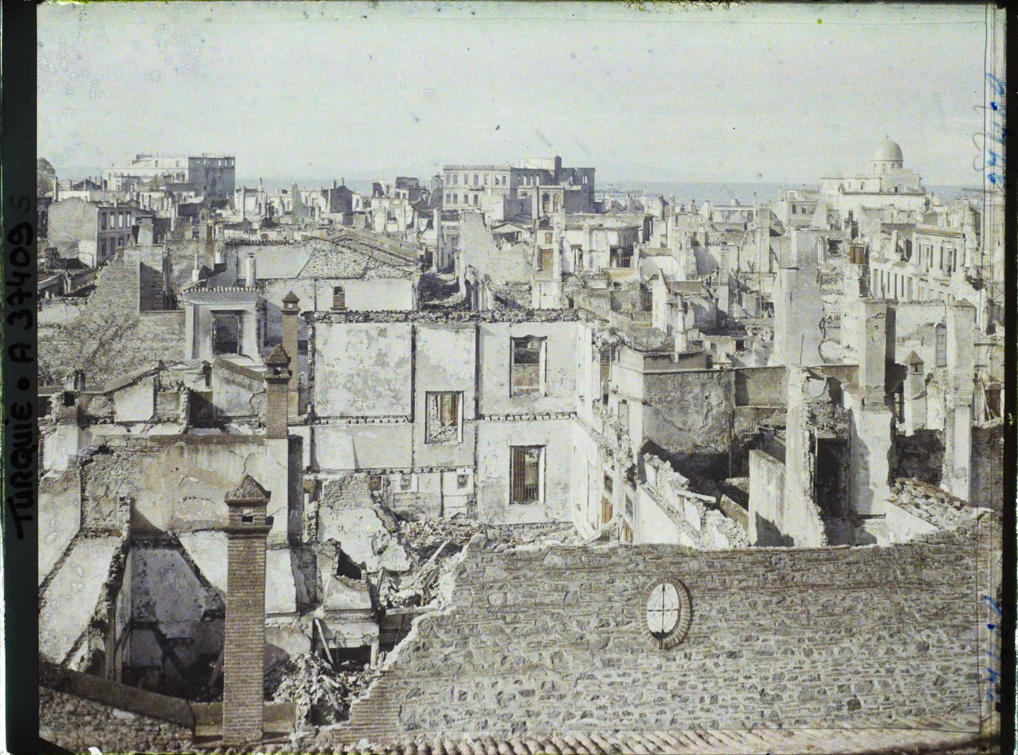 Image représentant Turquie, Smyrne, Incendie de Smyrne en Septembre 1922, Vue Gle vers les Hôtels Kraemer et d'Angleterre et le Gd Théâtre
