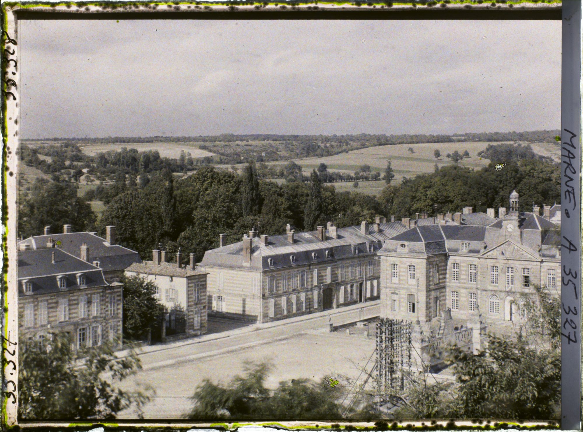 Image représentant France, Ste Menehould, L'Hôtel de Ville et la Place, vue prise du Château