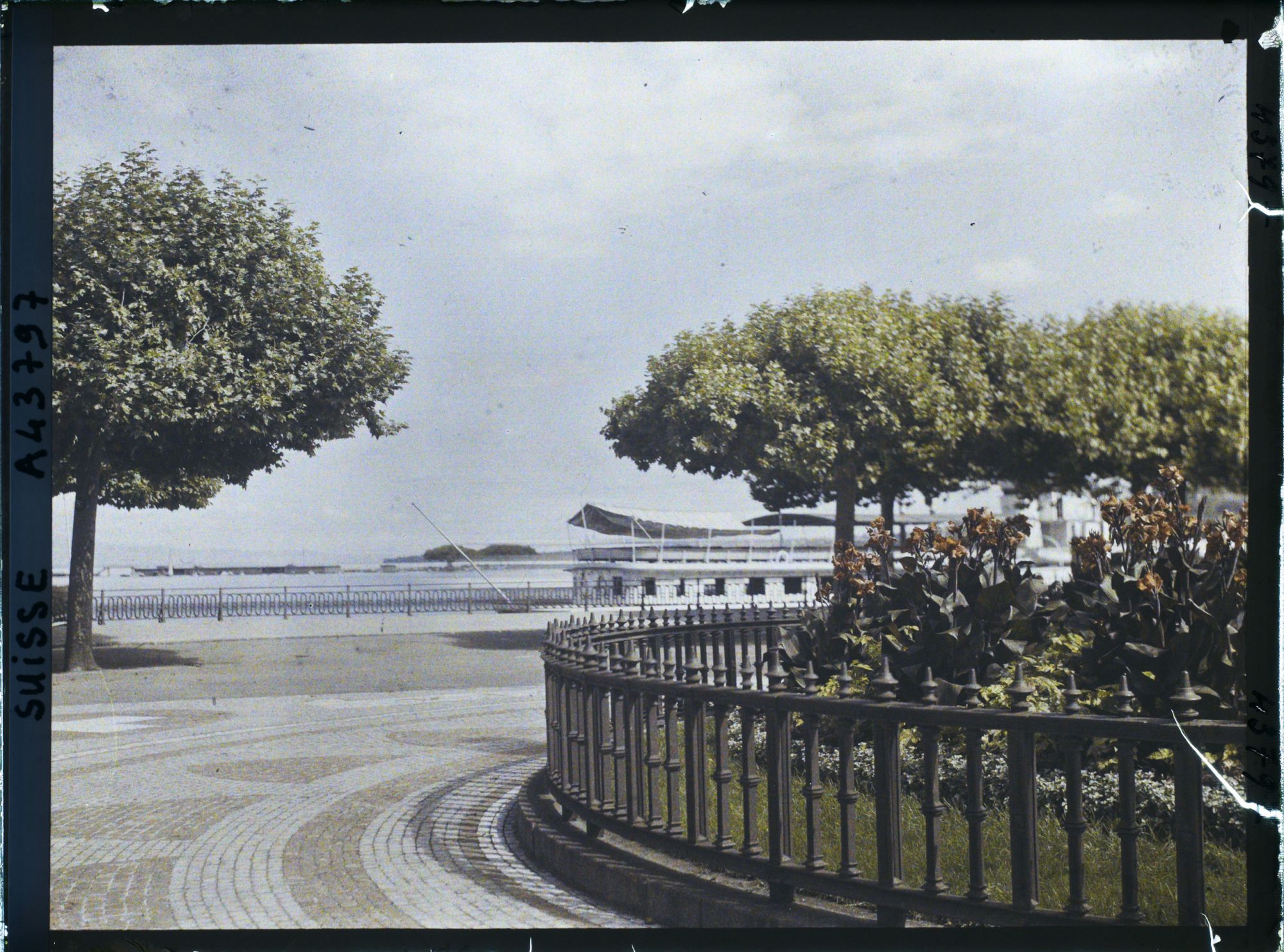 Image représentant La rade et l'arrière d'un bateau de la CGN depuis le Jardin anglais