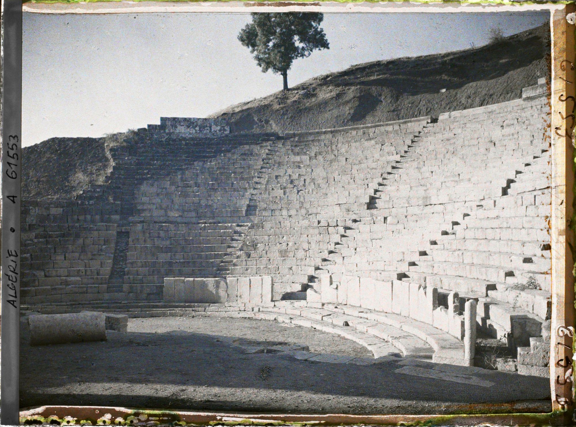 Image représentant Les gradins du Théâtre, vestiges de la cité antique Cuicul