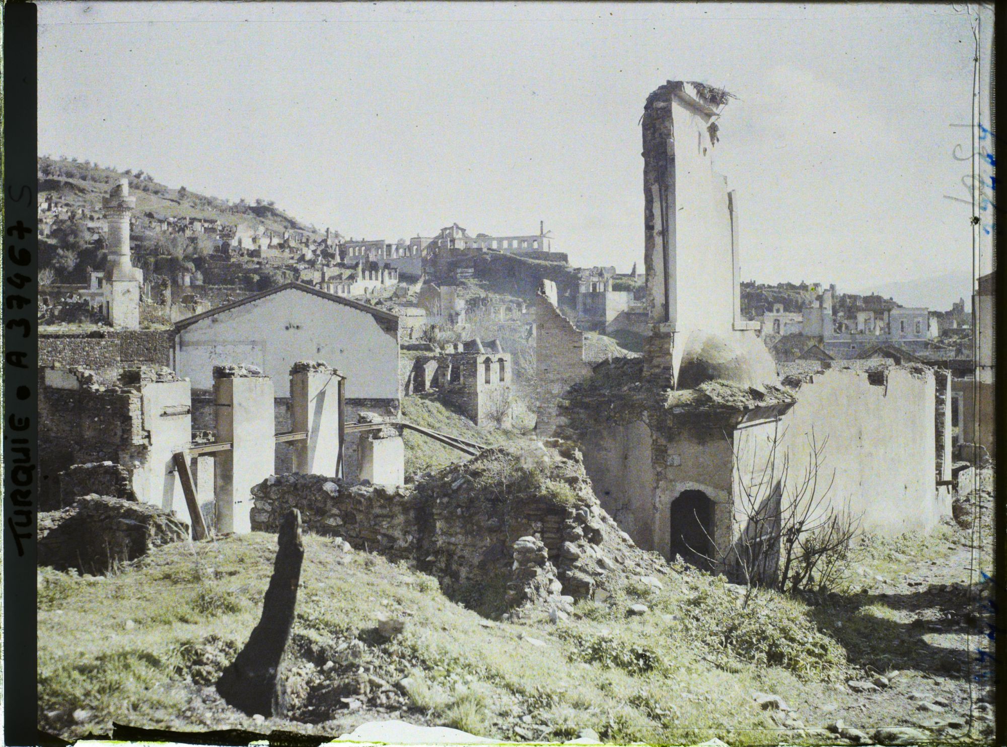 Image représentant Turquie, Aidin, Vue Générale vers l'Eglise Grecque et la Mosquée Yarbachi