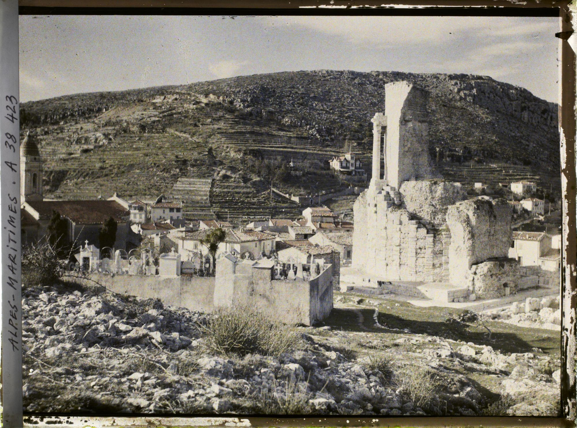Image représentant Vue panoramique sur la Turbie, son cimetière et le trophée d'Auguste