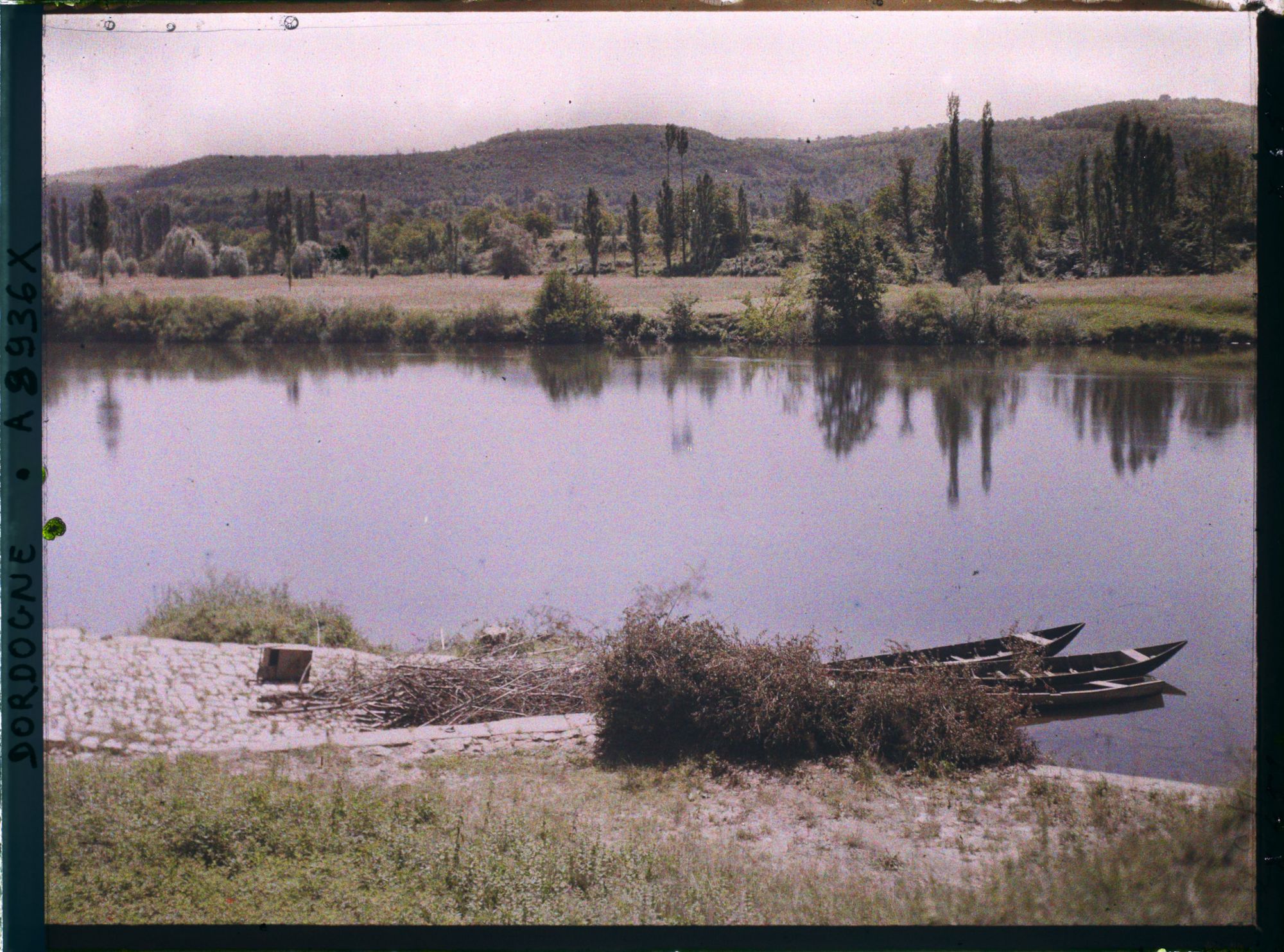 Image représentant France, Vitrac, Le pont de Vitrac et l'ancienne route pavée abandonnée allant au lac