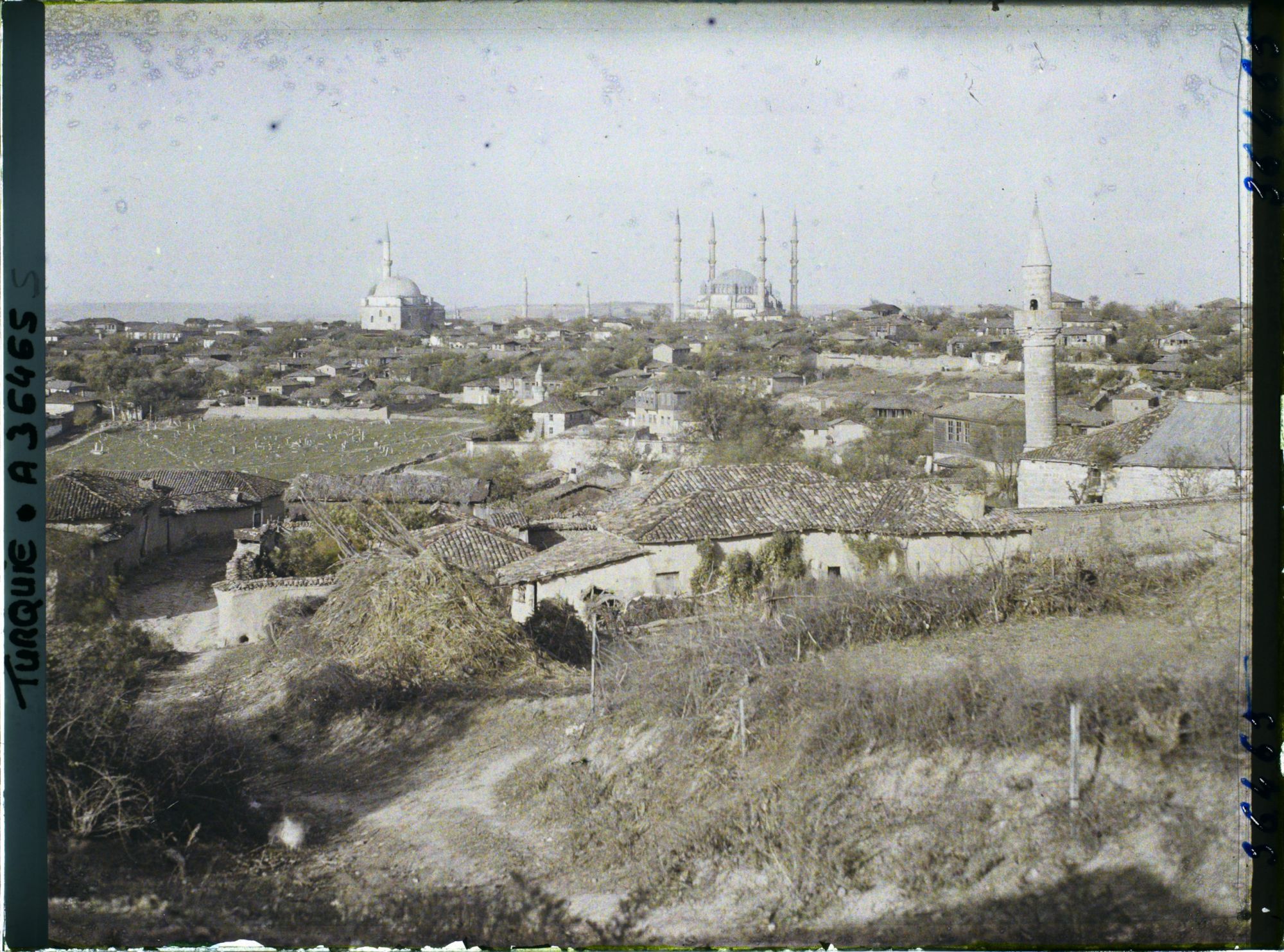 Image représentant Panorama vers la ville. Au centre, Selimiye Camii (la Grande Mosquée)