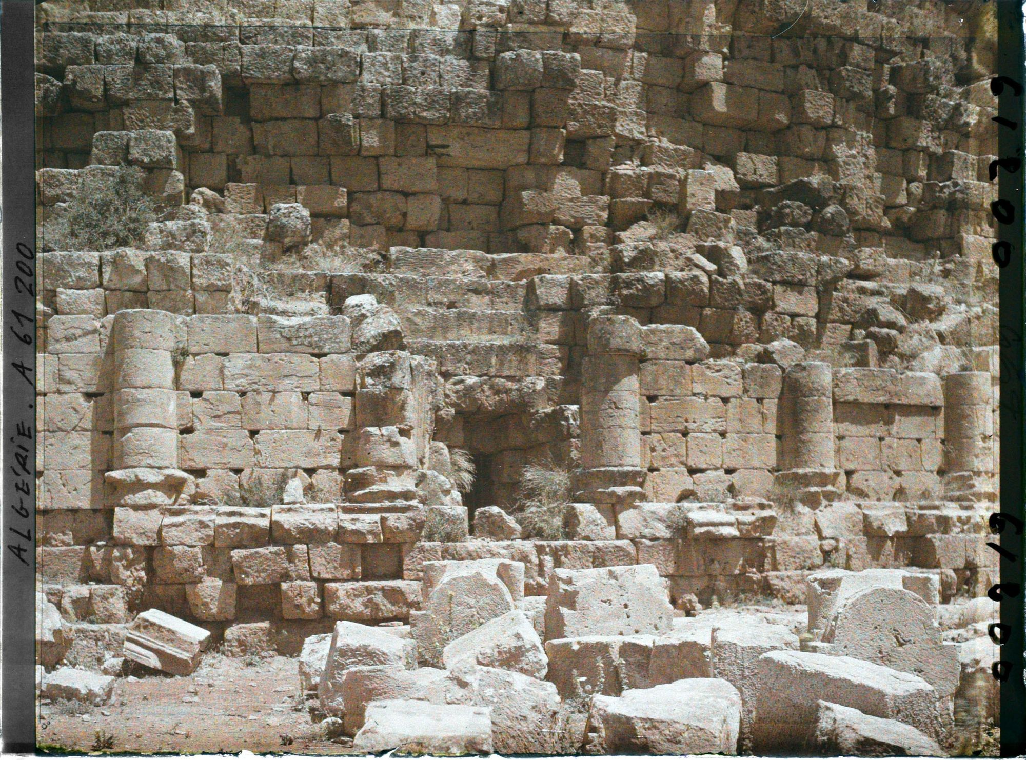 Image représentant L'entrée du tombeau de la Chrétienne, située sur la façade sud-est