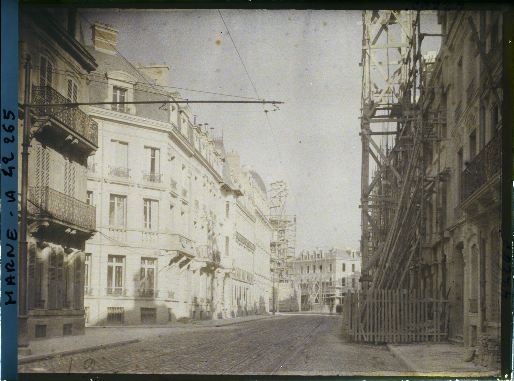 Image représentant France, Reims, La rue Thiers, au fond la place de l'Hôtel de Ville