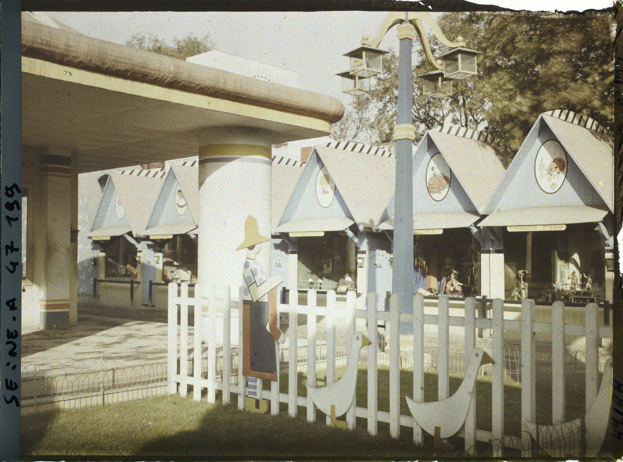 Image représentant L'Exposition des arts décoratifs, le Village du Jouet, quai d'Orsay