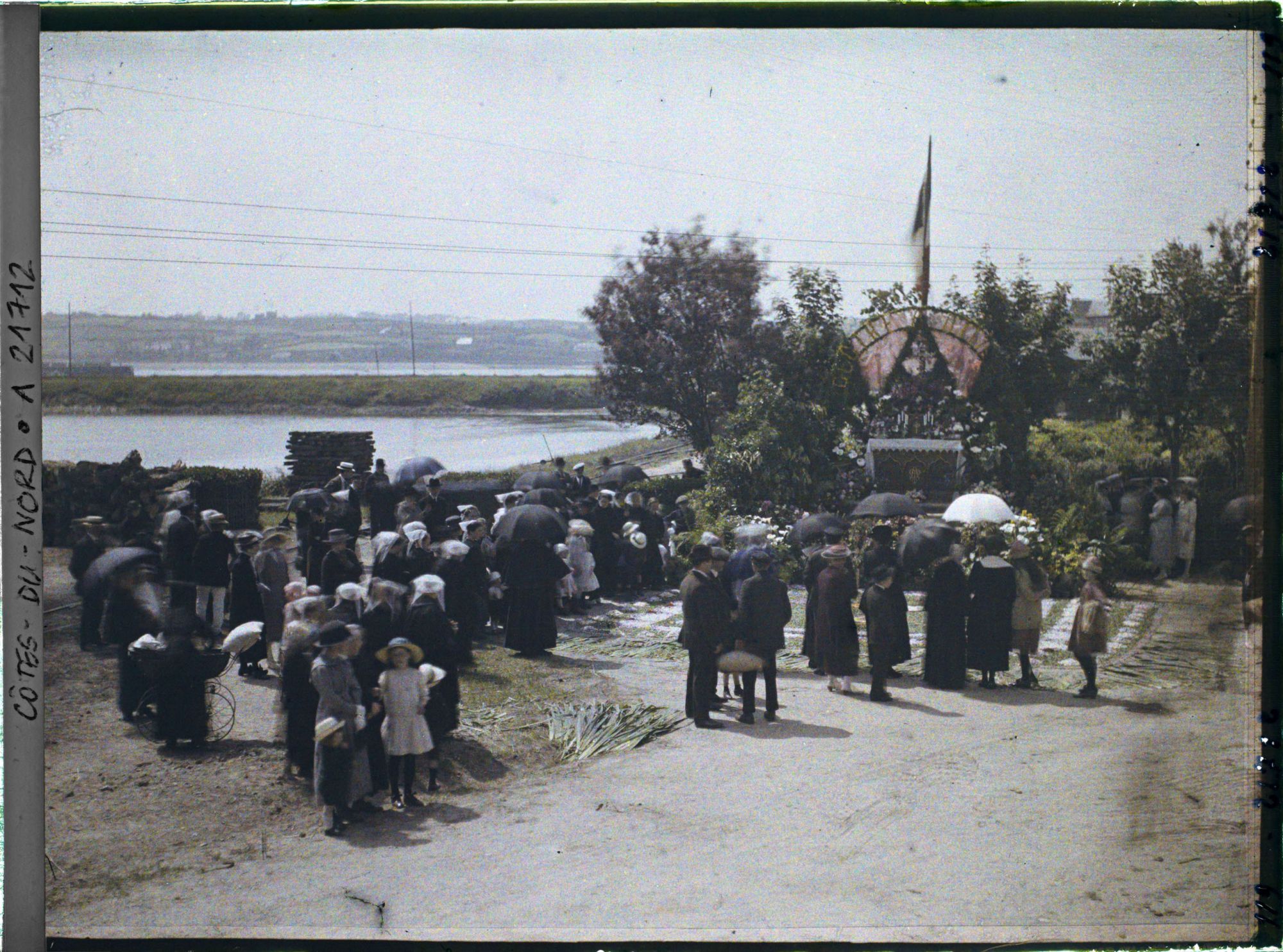 Image représentant La foule attendant la procession de la Fête-Dieu devant le reposoir de la rade de Perros-Guirec