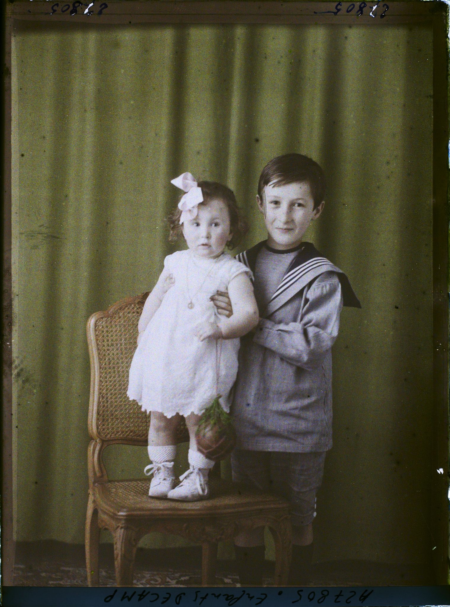 Image représentant Les  https://musee-albert-kahn.s-museum.fr/home/NWQ2OTAwYzNmYjZlZTk1ZWQwODJmMjY4L2dlbmVyaWMtbm90aWNlLXRhYi9hdXRob3JpdHkvNjE3YTc5ZjVjZjhiODk2OGIzMzM3ZDIx/5d6900c3fb6ee95ed082f268/generic-notice-tab/authority/617a79ebcf8b8968b3336ba0 enfants Décamp