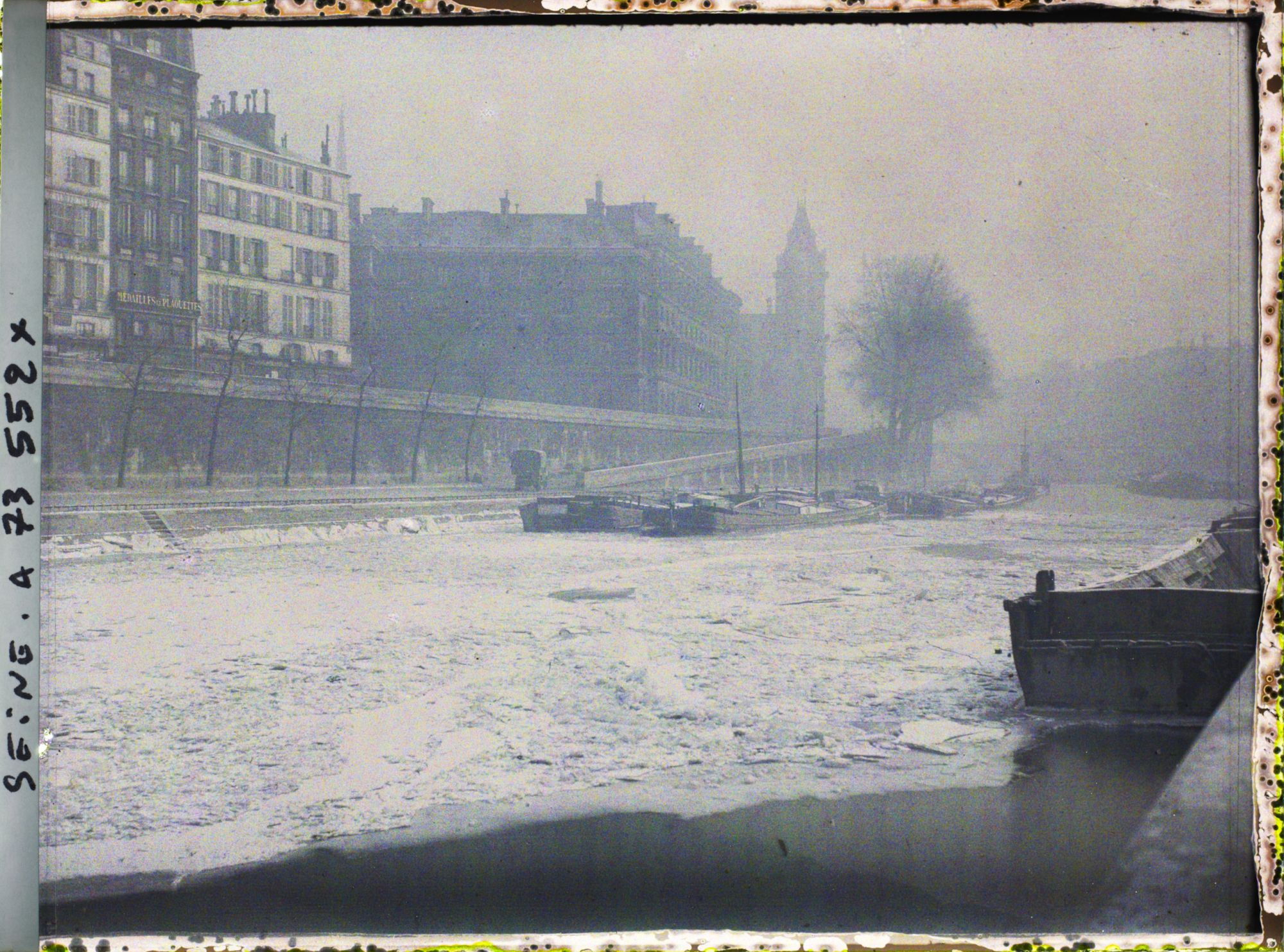 Image représentant La Seine gelée, vue depuis le quai des Grands Augustin