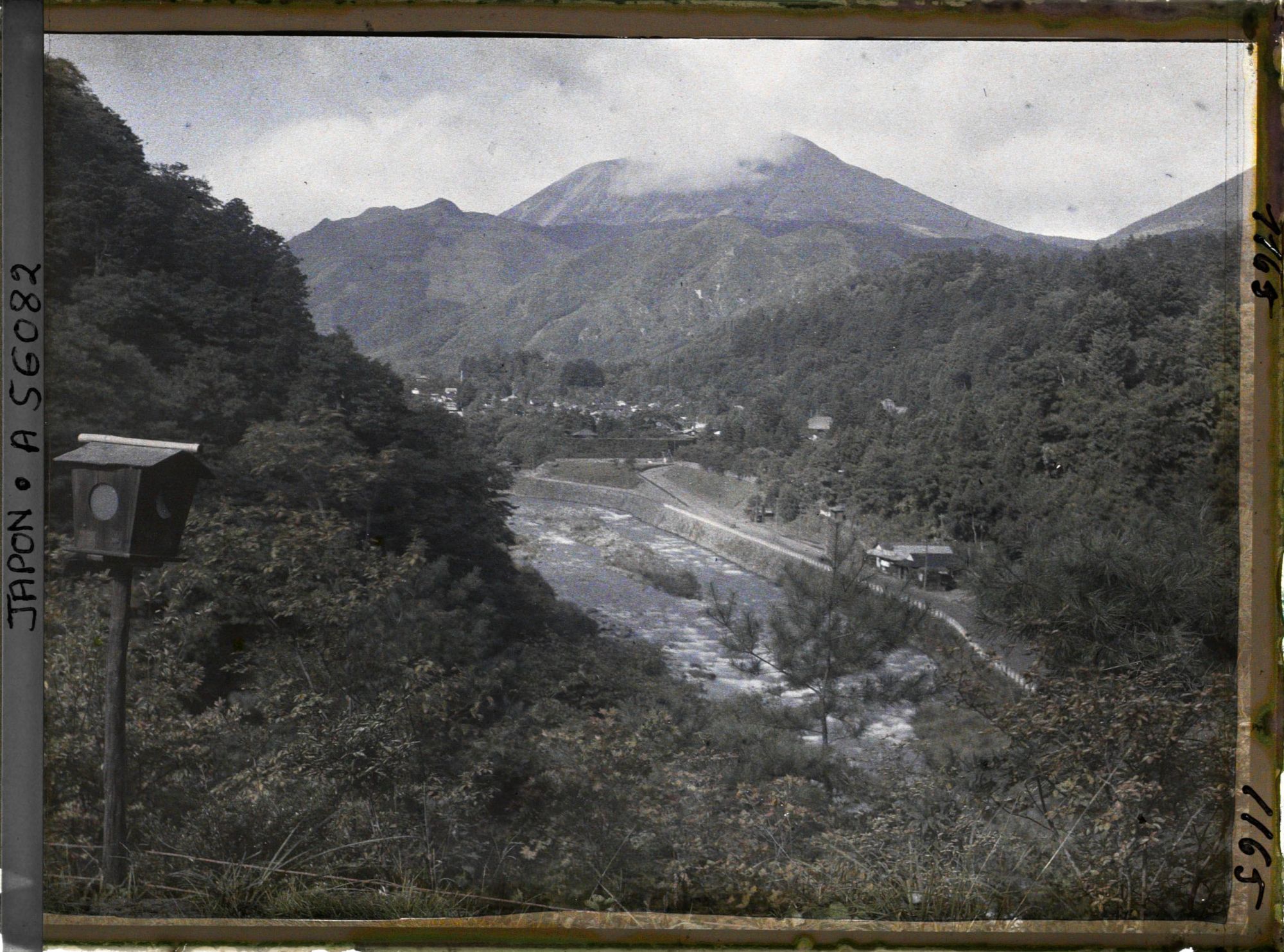 Image représentant La vallée de la Daiyagawa (rivière Daiya) et le Nantaisan (Mont Nantai)