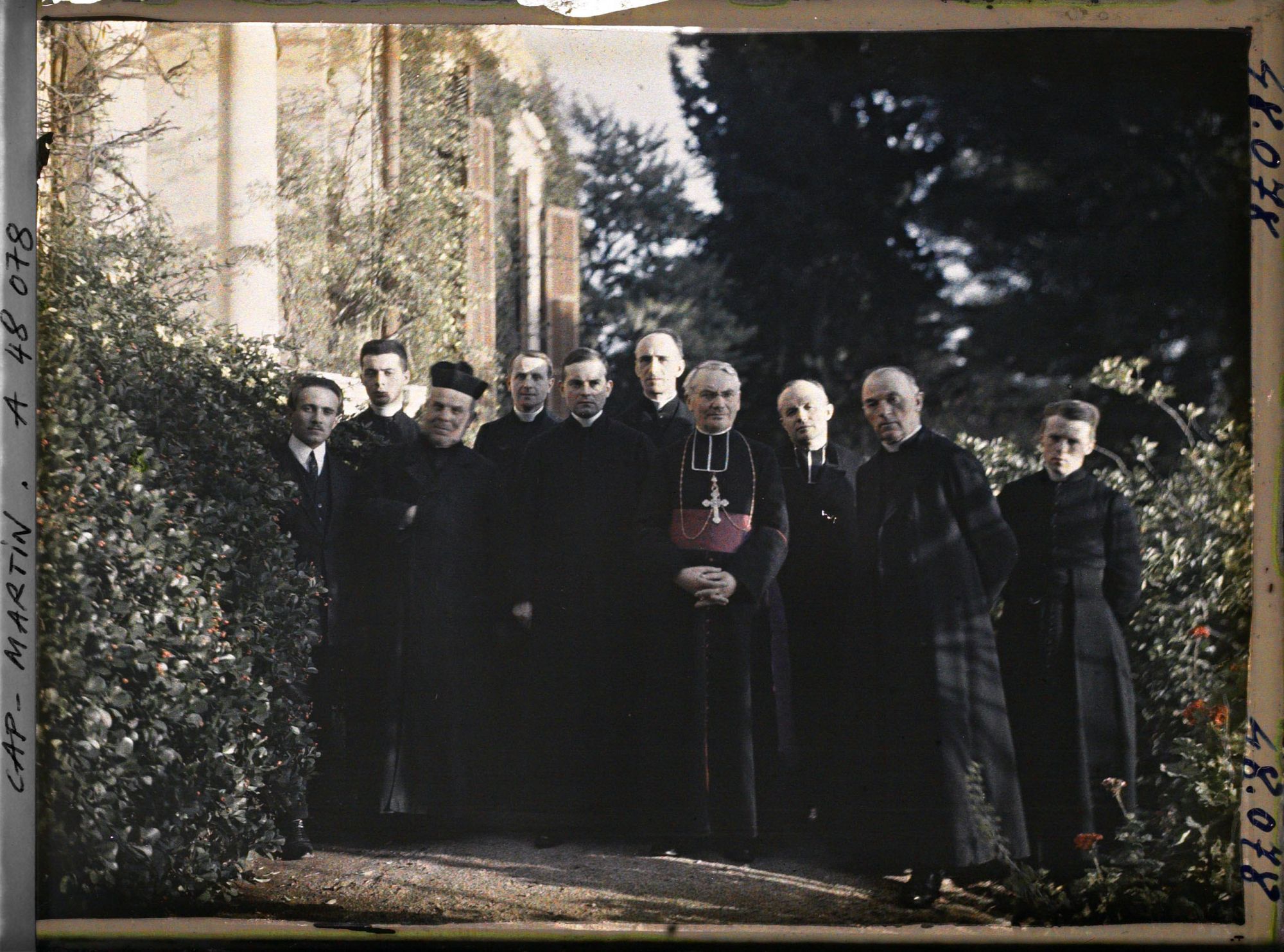 Image représentant Monseigneur Ricard, évêque de Nice, entouré de membres de l'Institut catholique