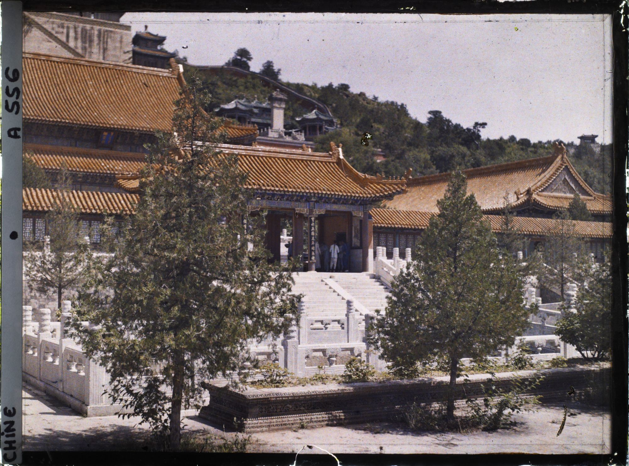 Image représentant La première cour de Paiyundian (" salle des Nuées Ordonnées ") du palais d'Été Yiheyuan ("  jardin de la Concorde Entretenue  ")
