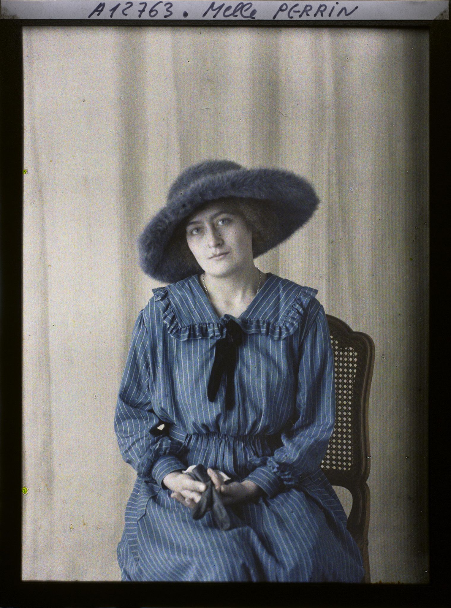 Image représentant https://musee-albert-kahn.s-museum.fr/home/NWQ2OTAwYzNmYjZlZTk1ZWQwODJmMjY4L2dlbmVyaWMtbm90aWNlLXRhYi9hdXRob3JpdHkvNjE3YTc5ZjVjZjhiODk2OGIzMzM3ZDIx/5d6900c3fb6ee95ed082f268/generic-notice-tab/authority/617a79ebcf8b8968b333757c Mademoiselle Perrin, fille du commandant  https://musee-albert-kahn.s-museum.fr/home/NWQ2OTAwYzNmYjZlZTk1ZWQwODJmMjY4L2dlbmVyaWMtbm90aWNlLXRhYi9hdXRob3JpdHkvNjE3YTc5ZjVjZjhiODk2OGIzMzM3ZDIx/5d6900c3fb6ee95ed082f268/generic-notice-tab/authority/617a79ebcf8b8968b333757b Jean Perrin