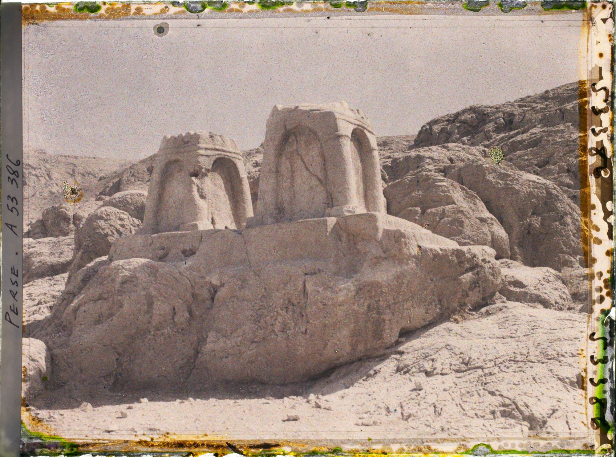 Image représentant Aménagements funéraires (autels du feu ? ostothèques ?) pour le culte d'Ahura Mazda, dominant le Kuh-e Hussein