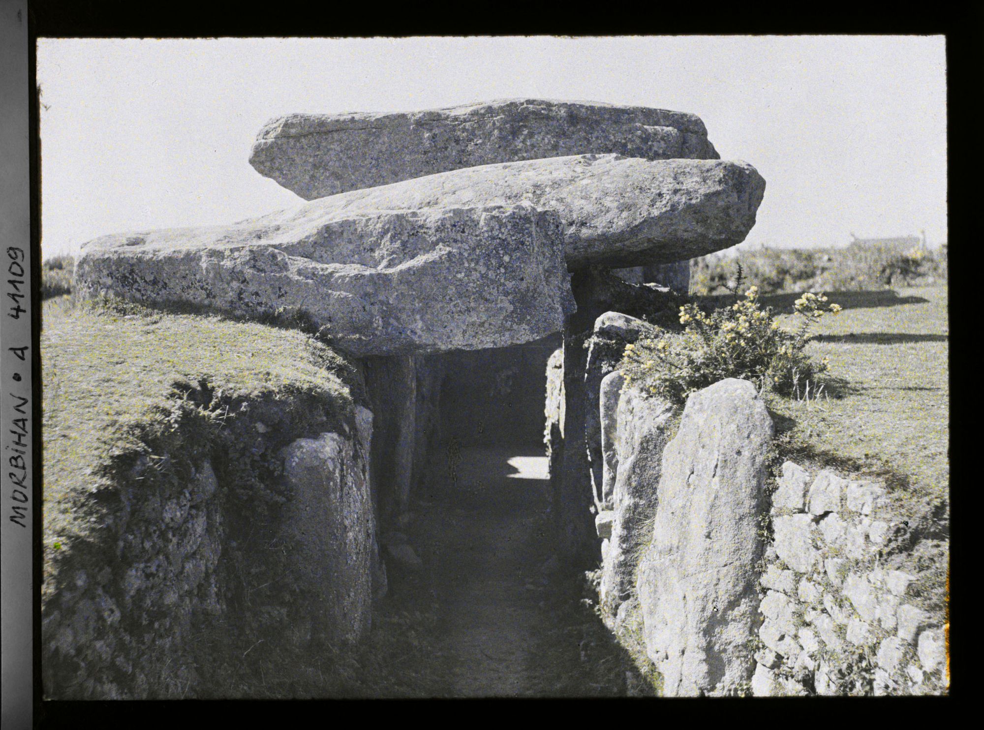 Image représentant Le couloir d'entrée du dolmen de la Table des Marchand