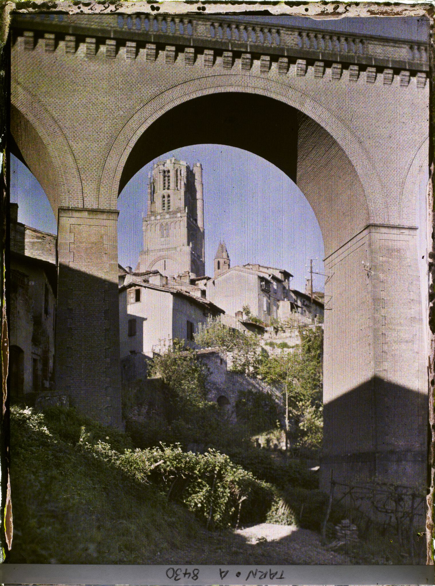 Image représentant La cathédrale Sainte-Cécile, vue prise sous la voûte du chemin de fer