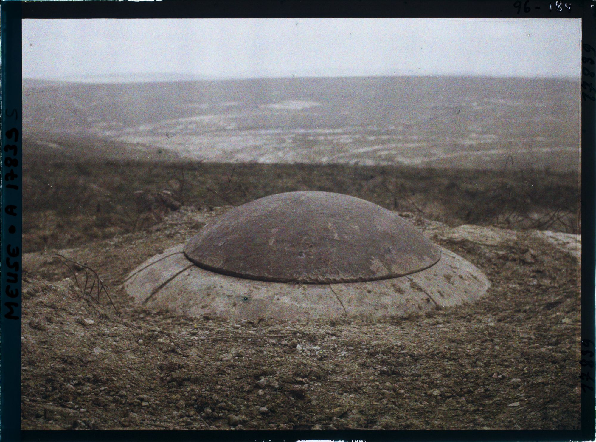 Image représentant France, Fort de Douaumont, Une coupole de 75 qui a résisté aux bombardements (fort de Douaumont)