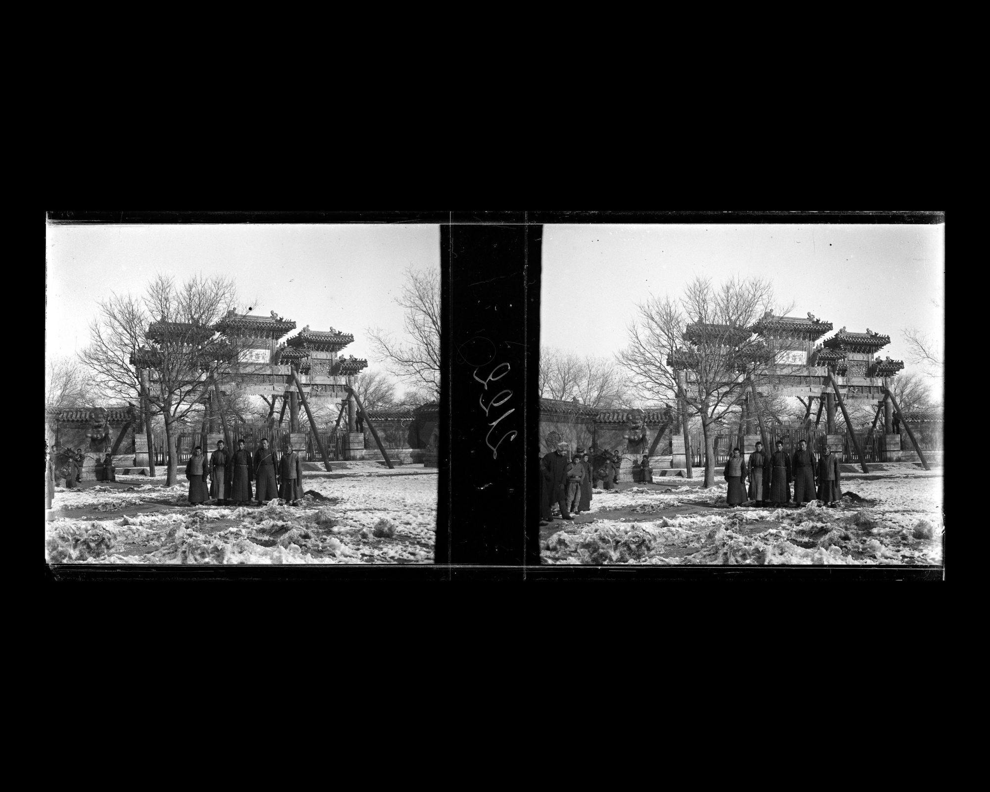 Image représentant Yonghegong ("palais de l'Harmonie et de la Concorde"). Cinq moines posent devant le portique (pailou) dans la première avant-cour