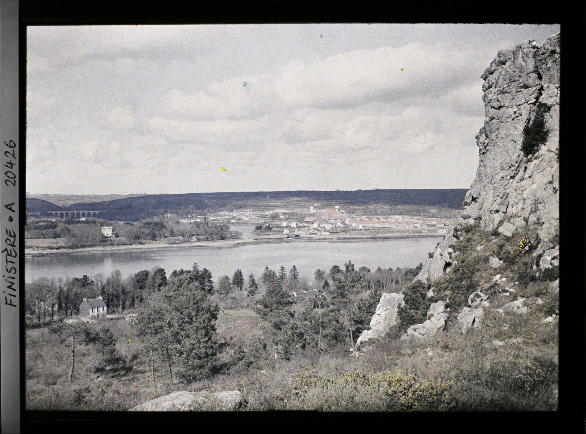 Image représentant L'Elorn avec à l'arrière plan le viaduc et la ville du Relecq-Kerhuon