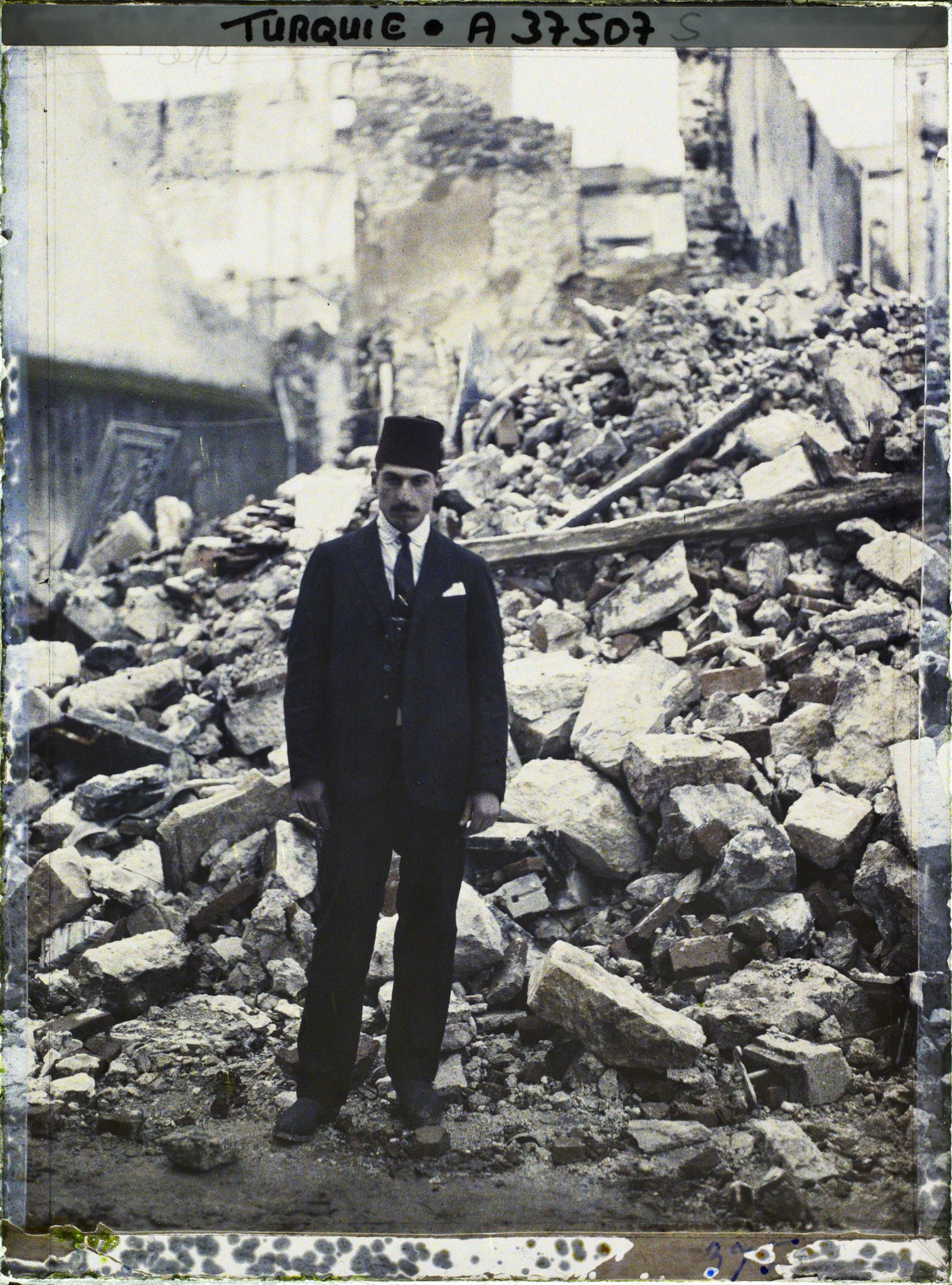 Image représentant Mustapha Talib, "agent n° 298", au milieu des décombres