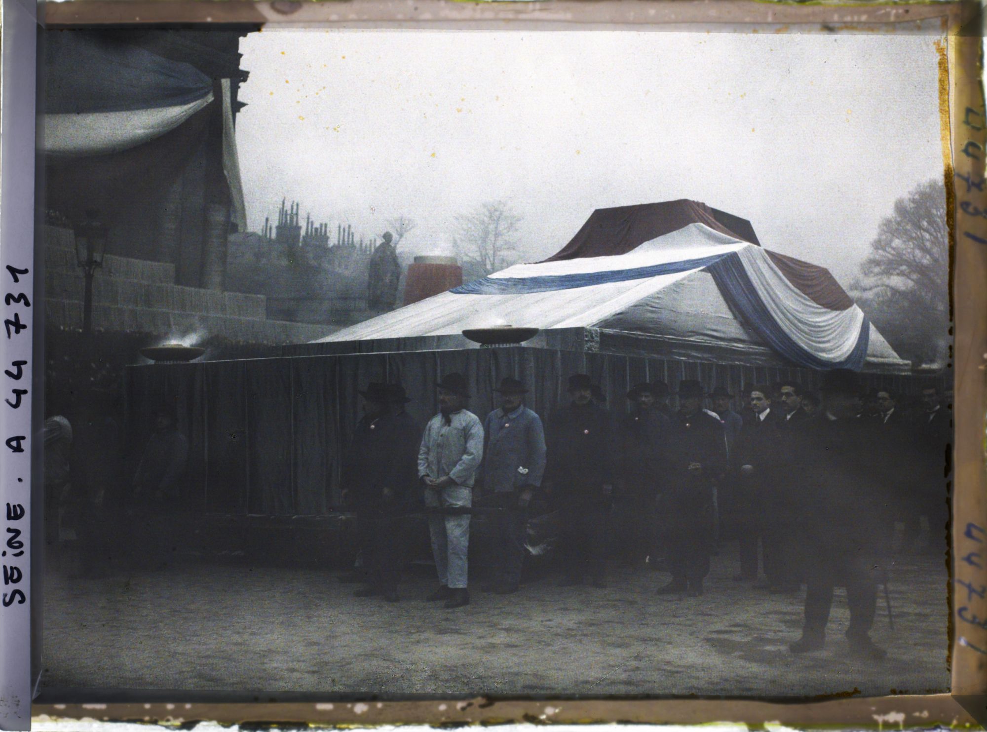Image représentant Les mineurs de Carmaux autour du cercueil de Jaurès devant la Chambre des députés, pour la translation de ses cendres au Panthéon