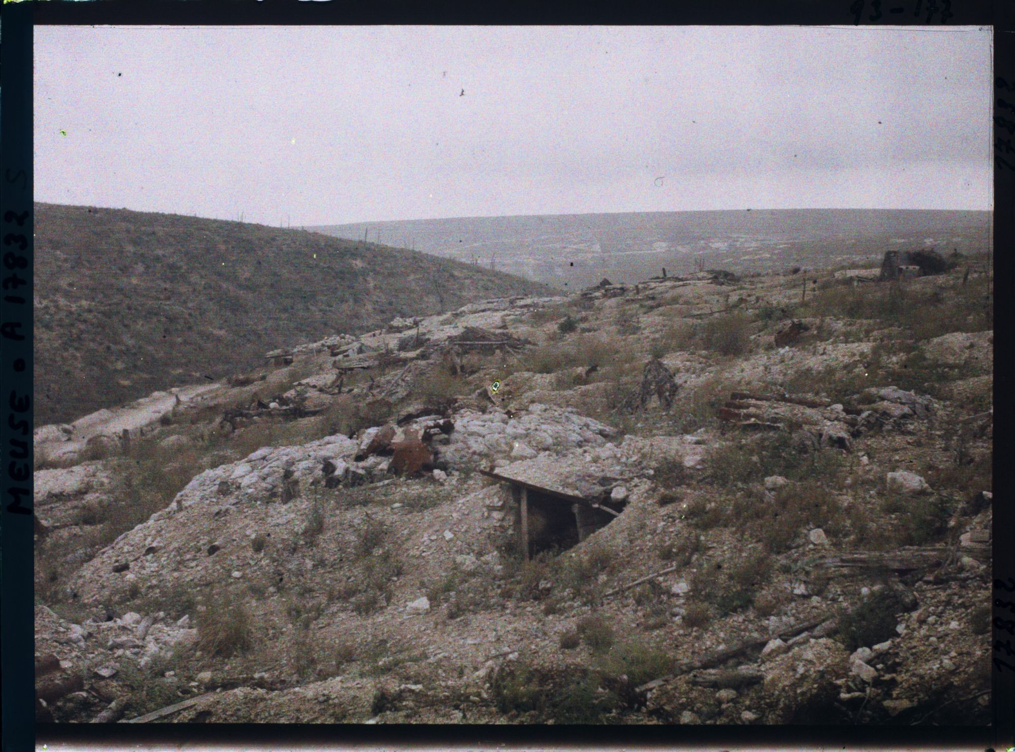 Image représentant France, Haudremont Carrières, Panorama sur la cote du Poivre, au 1er plan tranchées et abris bouleversés par les obus