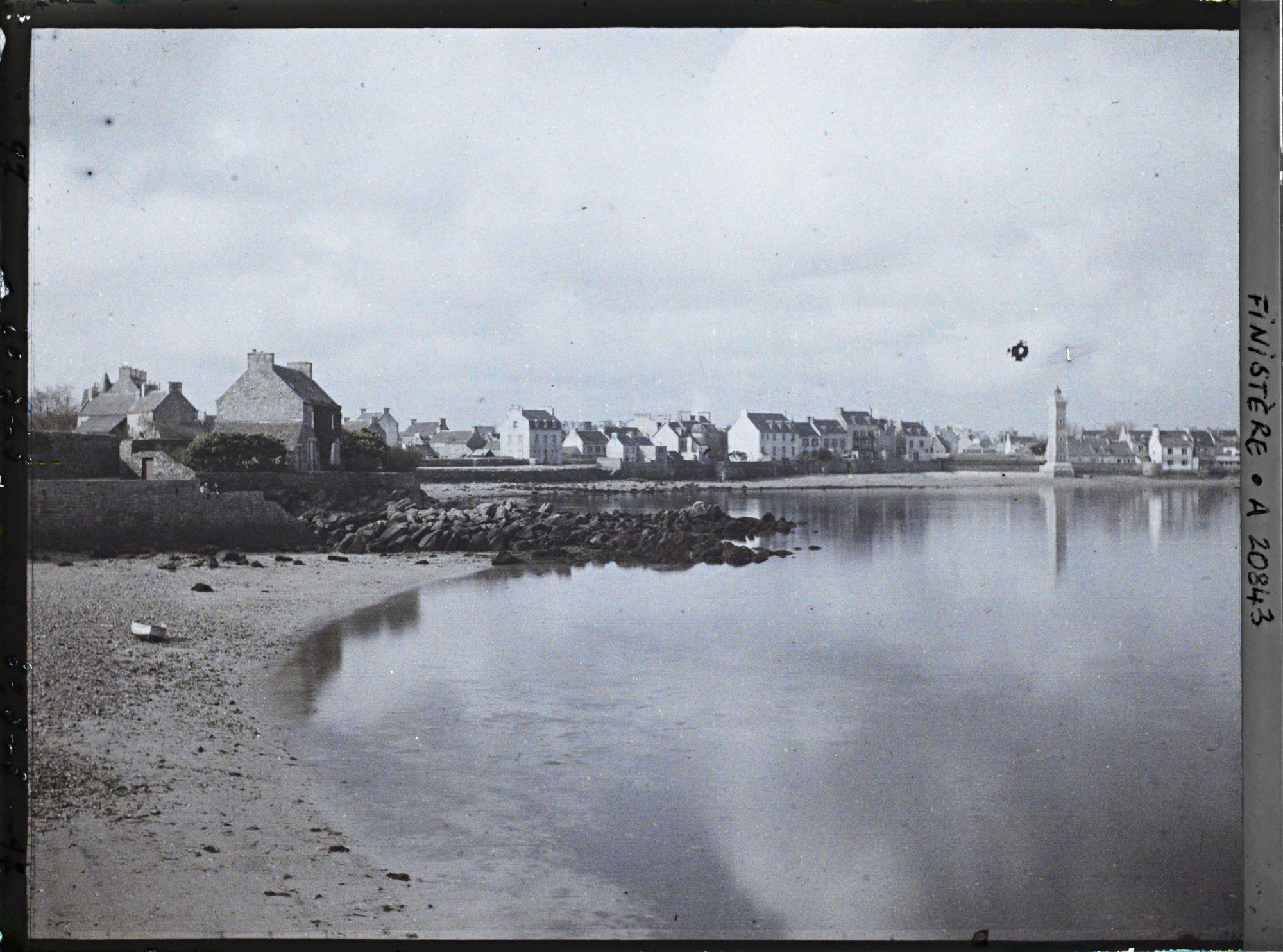 Image représentant Le port de Roscoff avec son phare