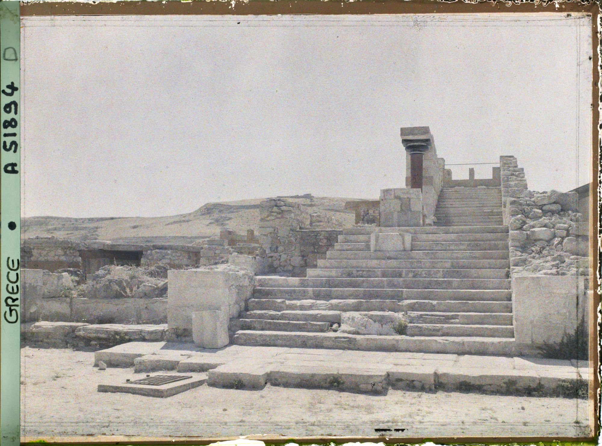 Image représentant Dans la cour centrale du Palais, l'escalier monumental ouest