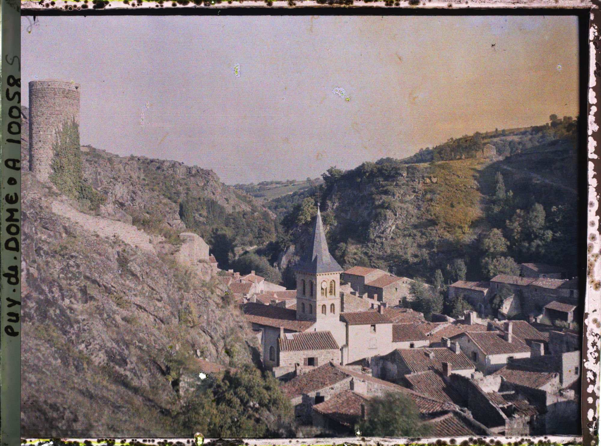 Image représentant France, St Floret, Vue d'ensemble sur le Village