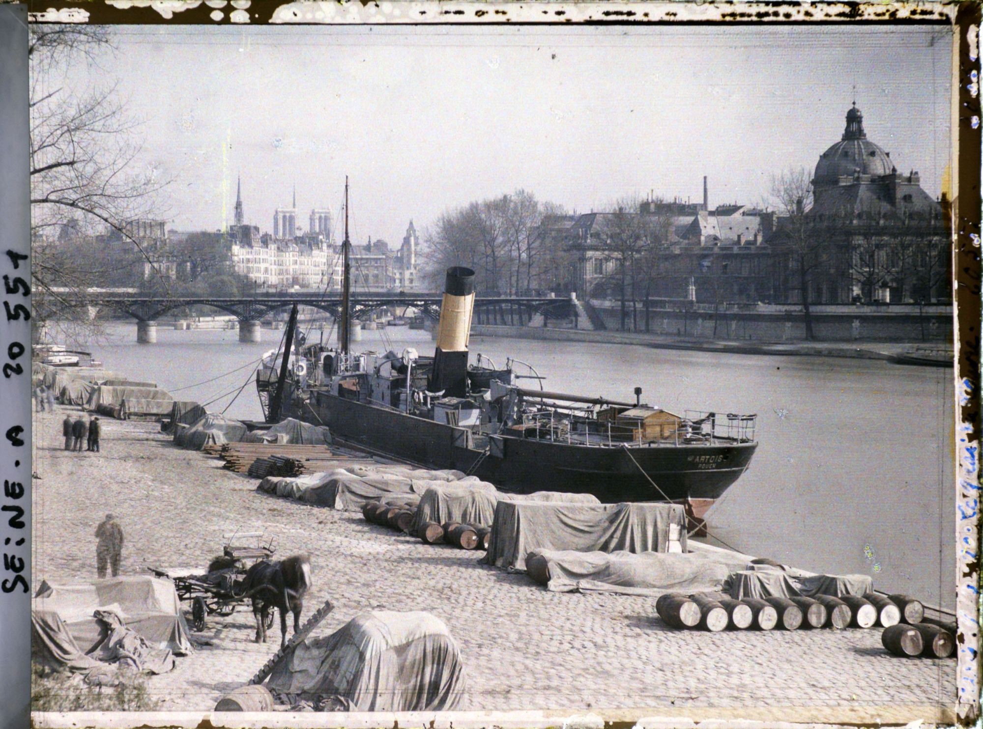 Image représentant Le quai du Louvre (actuel quai François-Mitterand) et l'île de la Cité, en face le quai de Conti et l'Institut de France