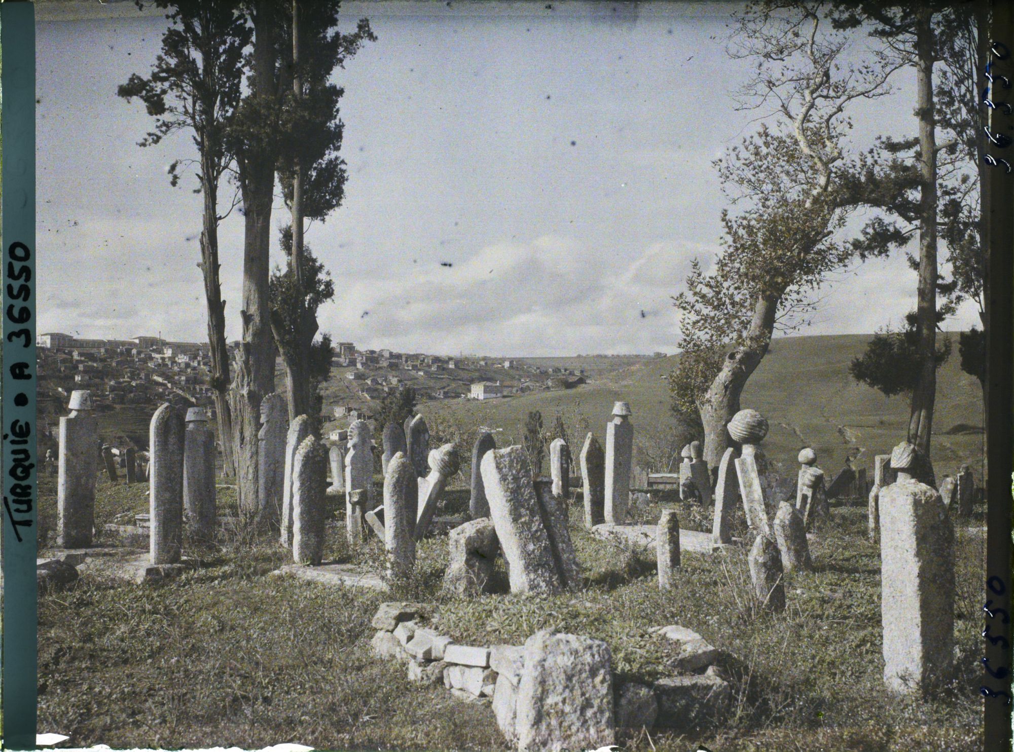 Image représentant Turquie, Constantinople- Eyoub, Petit Village d'Eyoub  Une vue du Cimetière vers le Village d'Eyoub