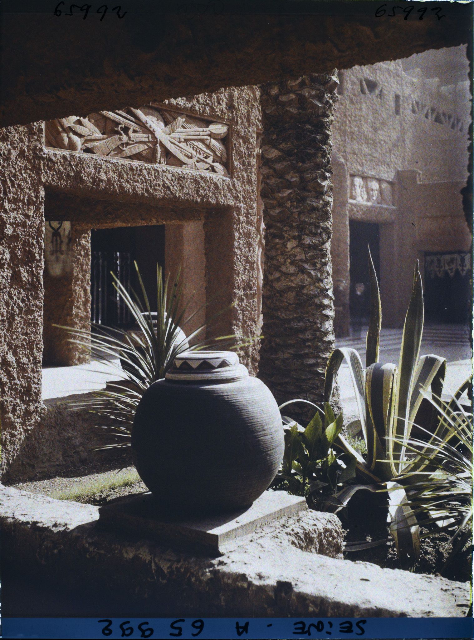 Image représentant L'Exposition Coloniale Internationale de 1931, urne décorative dans la cour du palais de l'A.O.F.