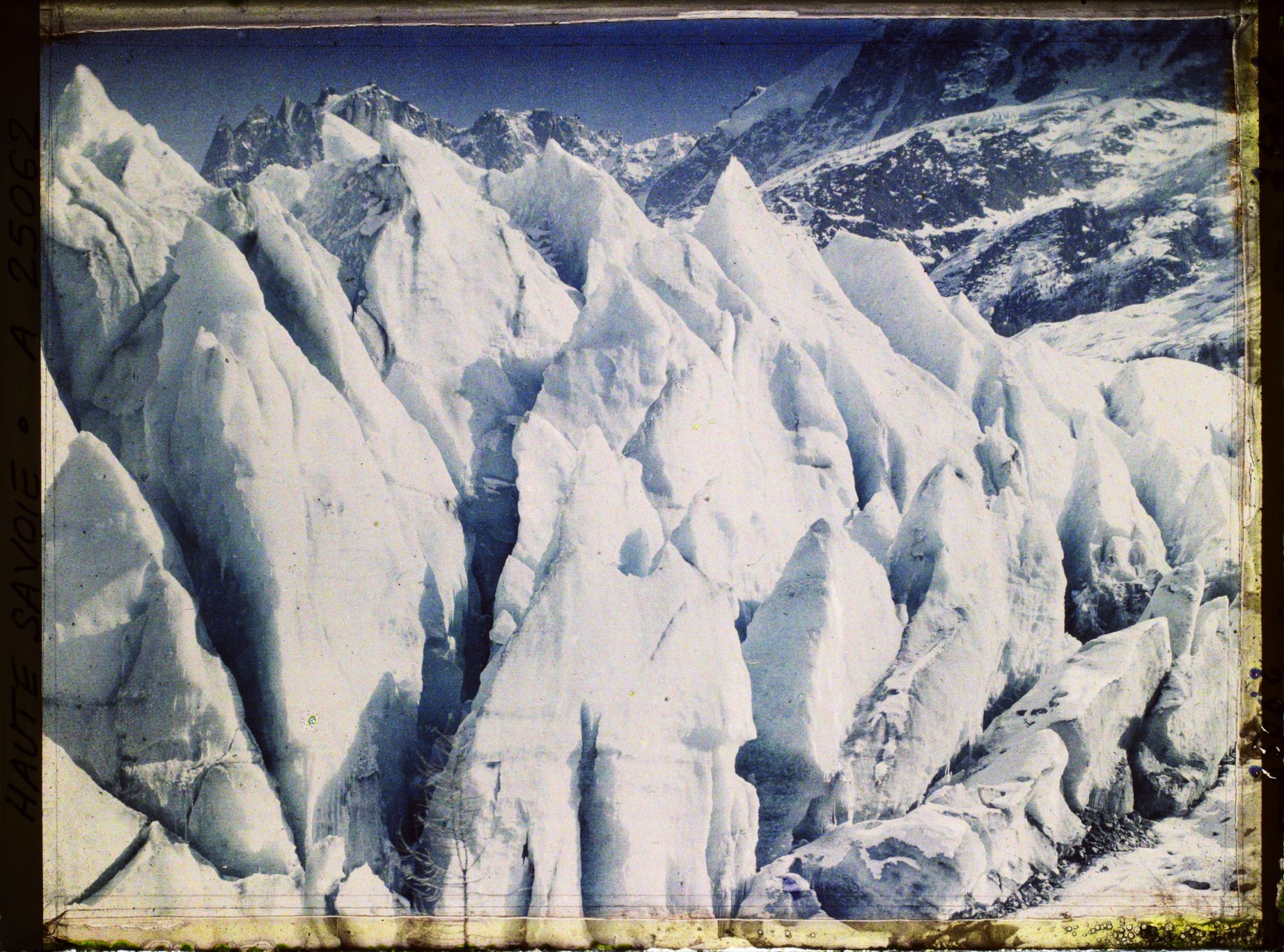 Image représentant France Les Alpes, Les Bossons, Glacier des Bossons, lieu dit des Pyramides, et l'aiguille du Midi