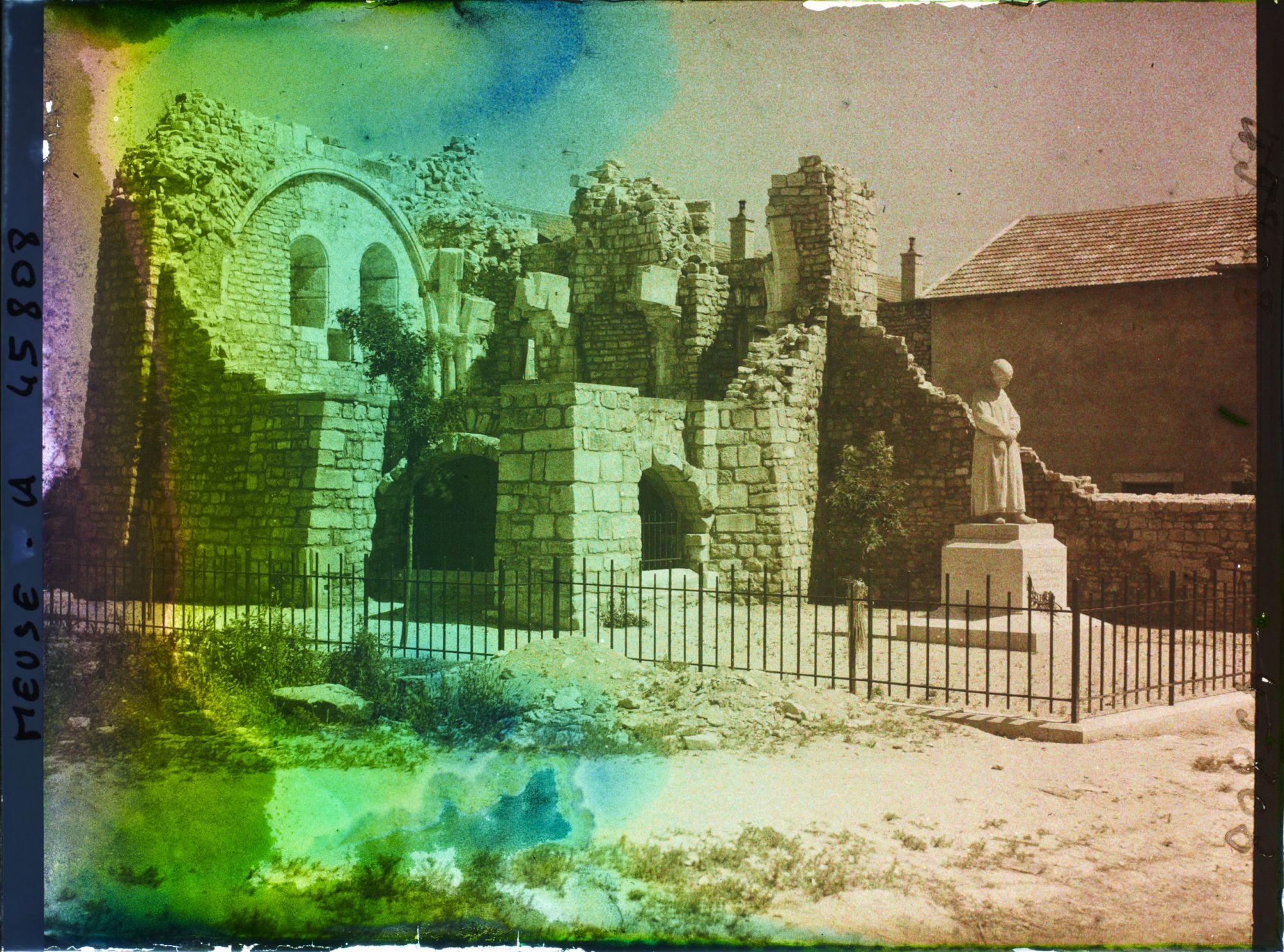 Image représentant France, Hattonchâtel, Ruines restaurées de la Chapelle