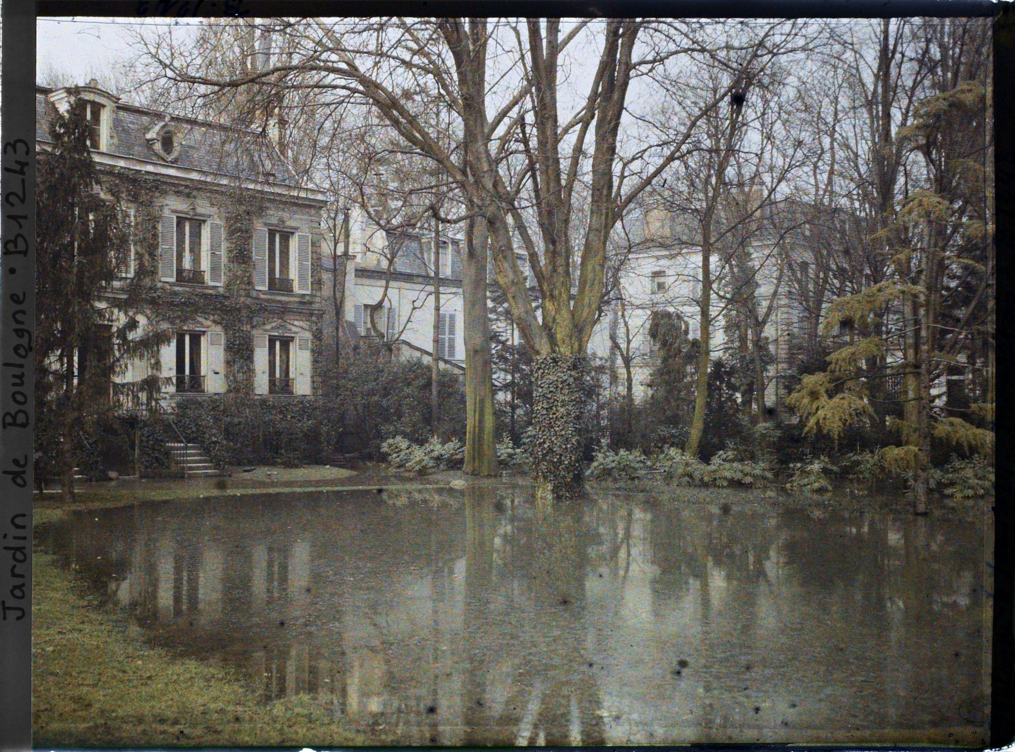 Image représentant la grande pelouse inondée devant la maison Biais