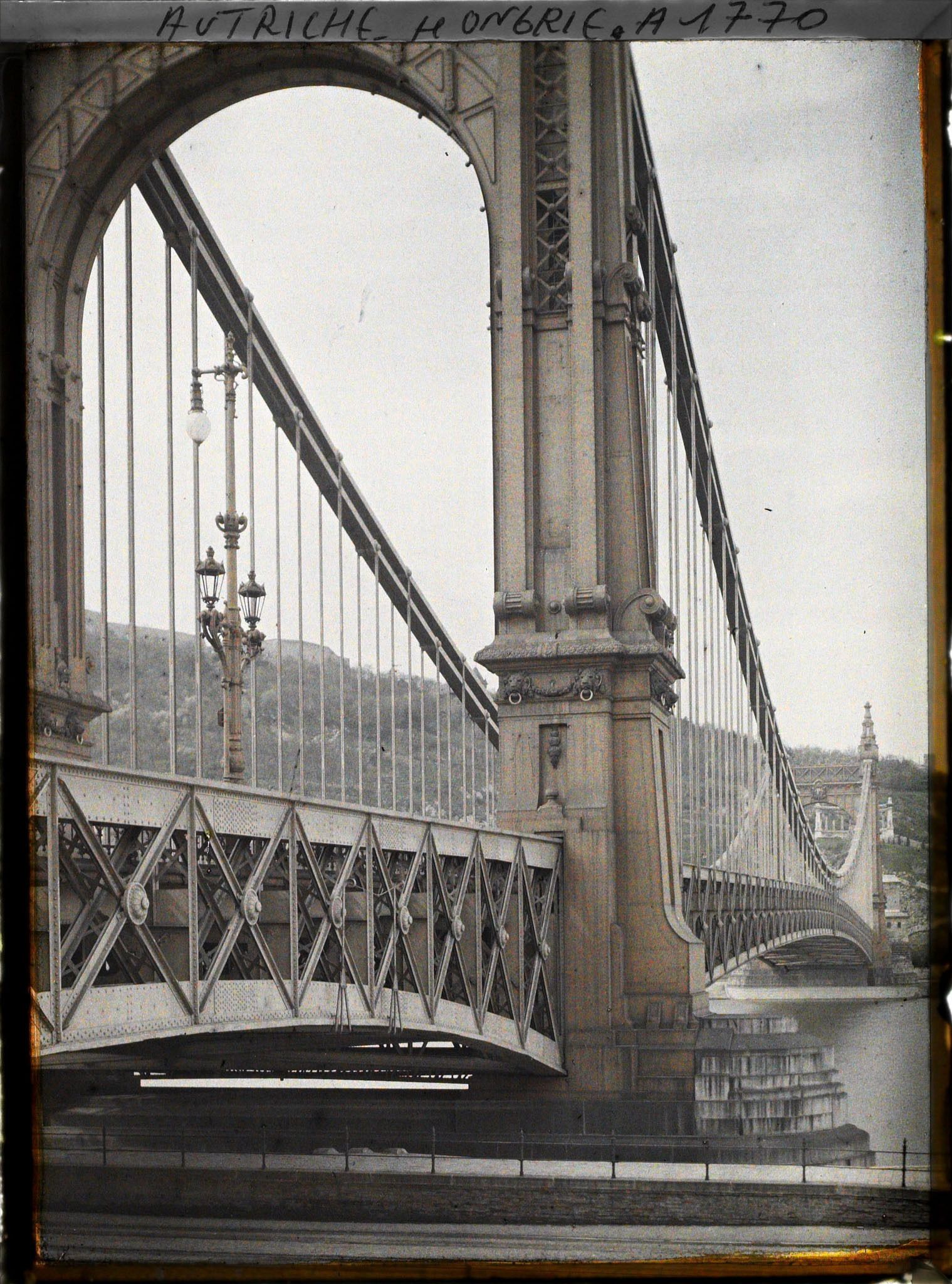 Image représentant Le pont Elizabeth vers les collines de Buda