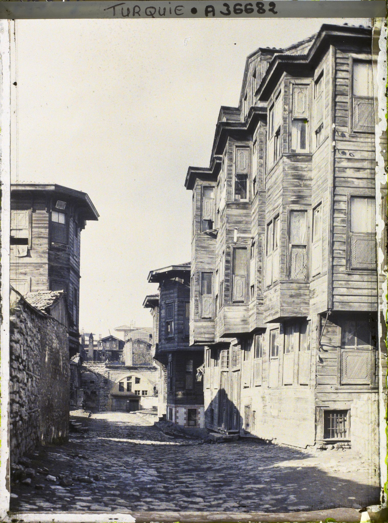 Image représentant Une rue bordée de petits immeubles en bois dans le centre historique de la ville