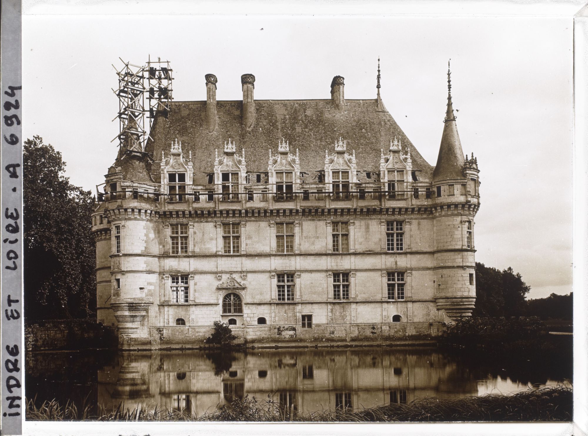 Image représentant Vue d'ensemble de la façade ouest du château