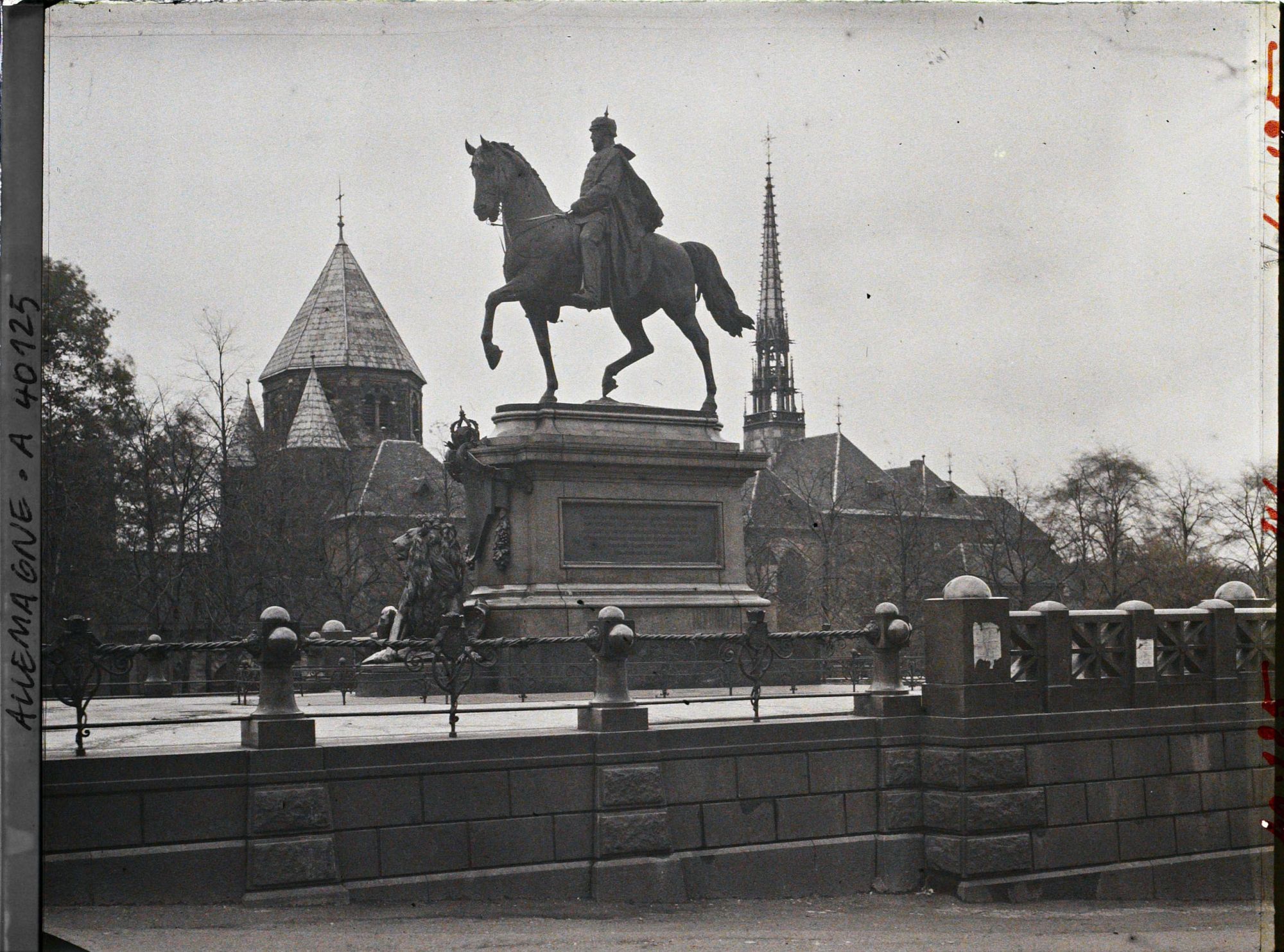 Image représentant Prusse , Essen, Cathédrale et Statue de Guillaume le Grand