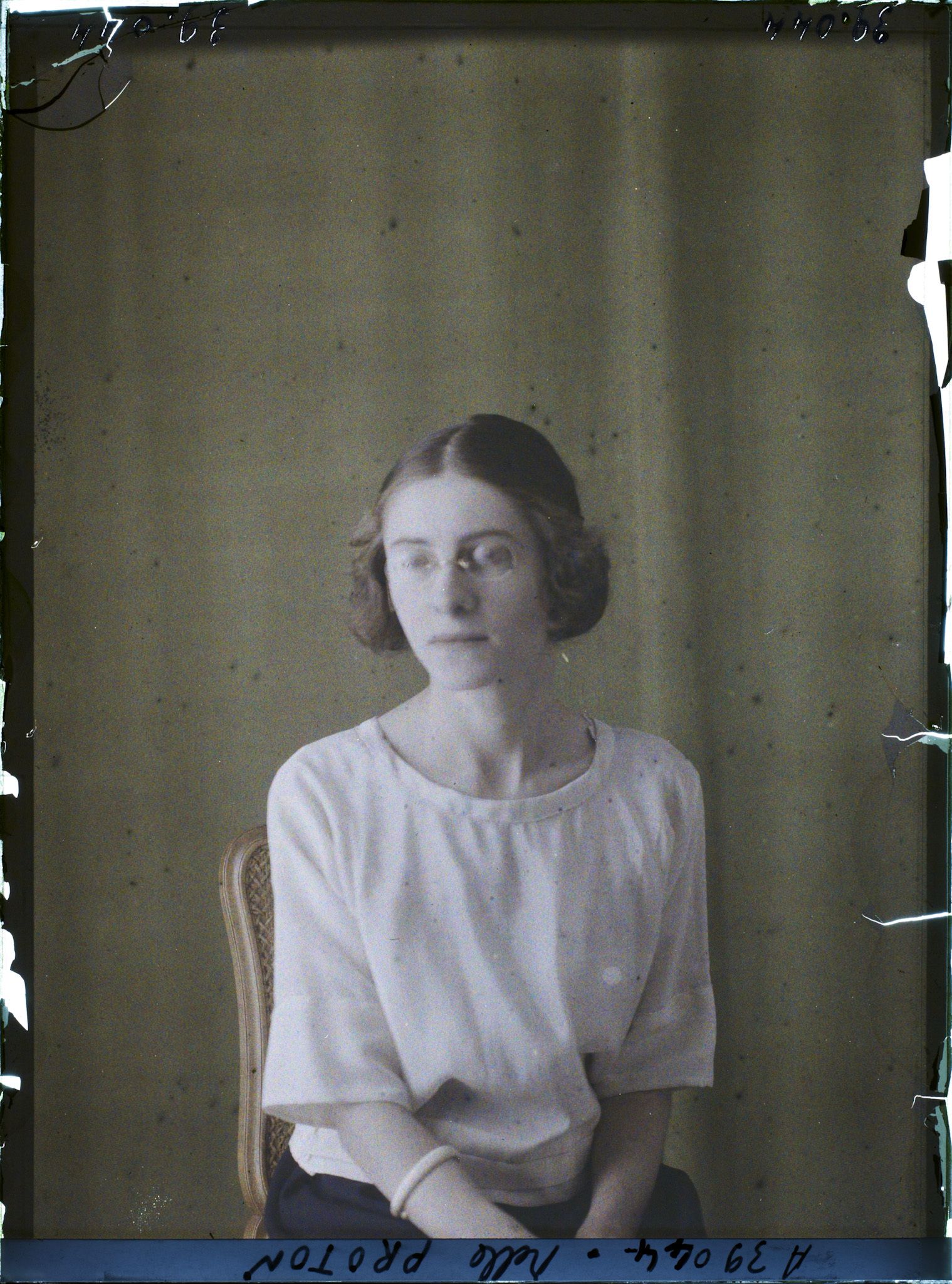 Image représentant https://musee-albert-kahn.s-museum.fr/home/NWQ2OTAwYzNmYjZlZTk1ZWQwODJmMjY4L2dlbmVyaWMtbm90aWNlLXRhYi9hdXRob3JpdHkvNjE3YTc5ZjVjZjhiODk2OGIzMzM3ZDIx/5d6900c3fb6ee95ed082f268/generic-notice-tab/authority/617a79ebcf8b8968b333763b Mademoiselle Proton