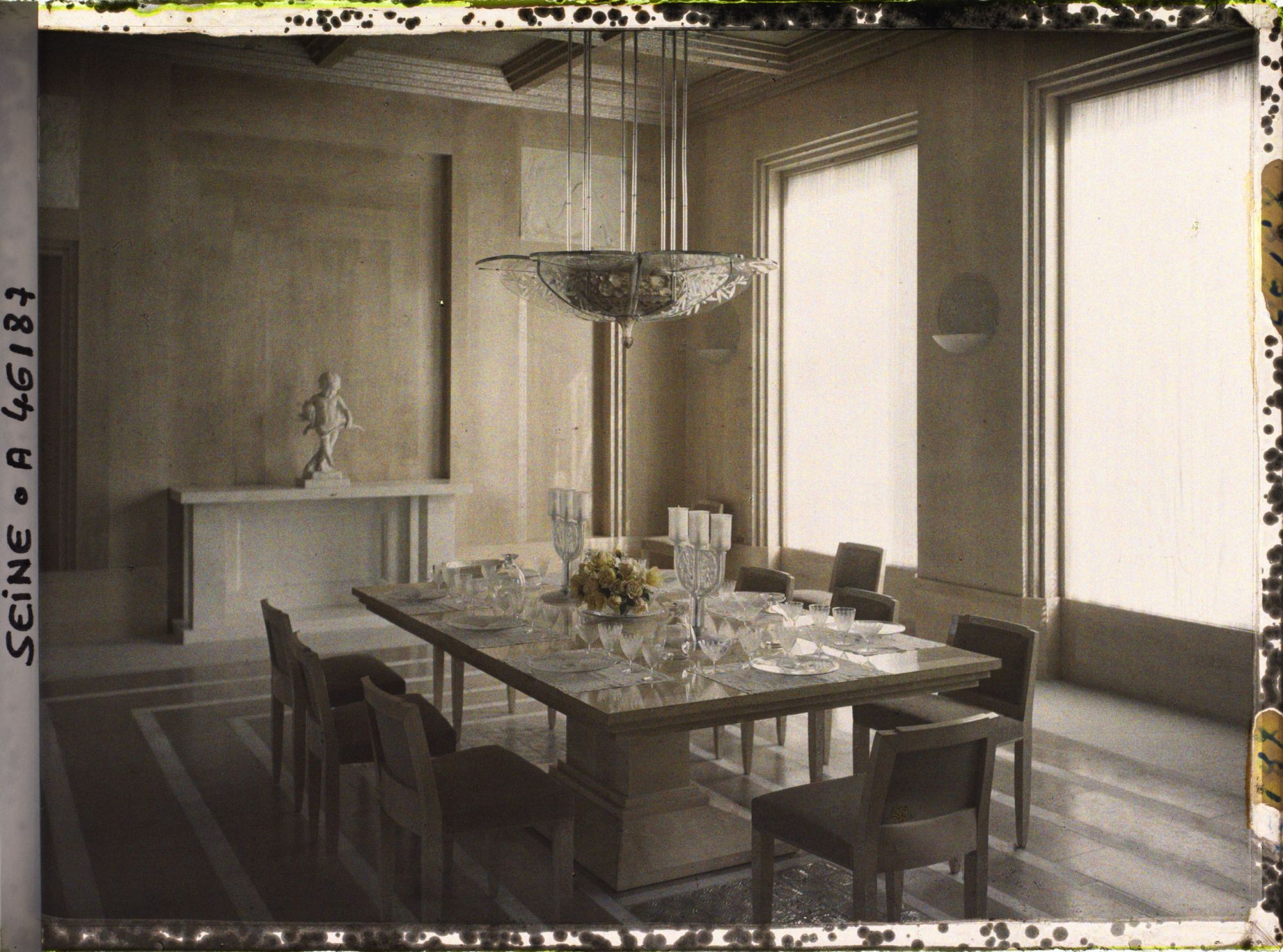 Image représentant L'Exposition des arts décoratifs, Intérieur du pavillon Lalique, La salle à manger