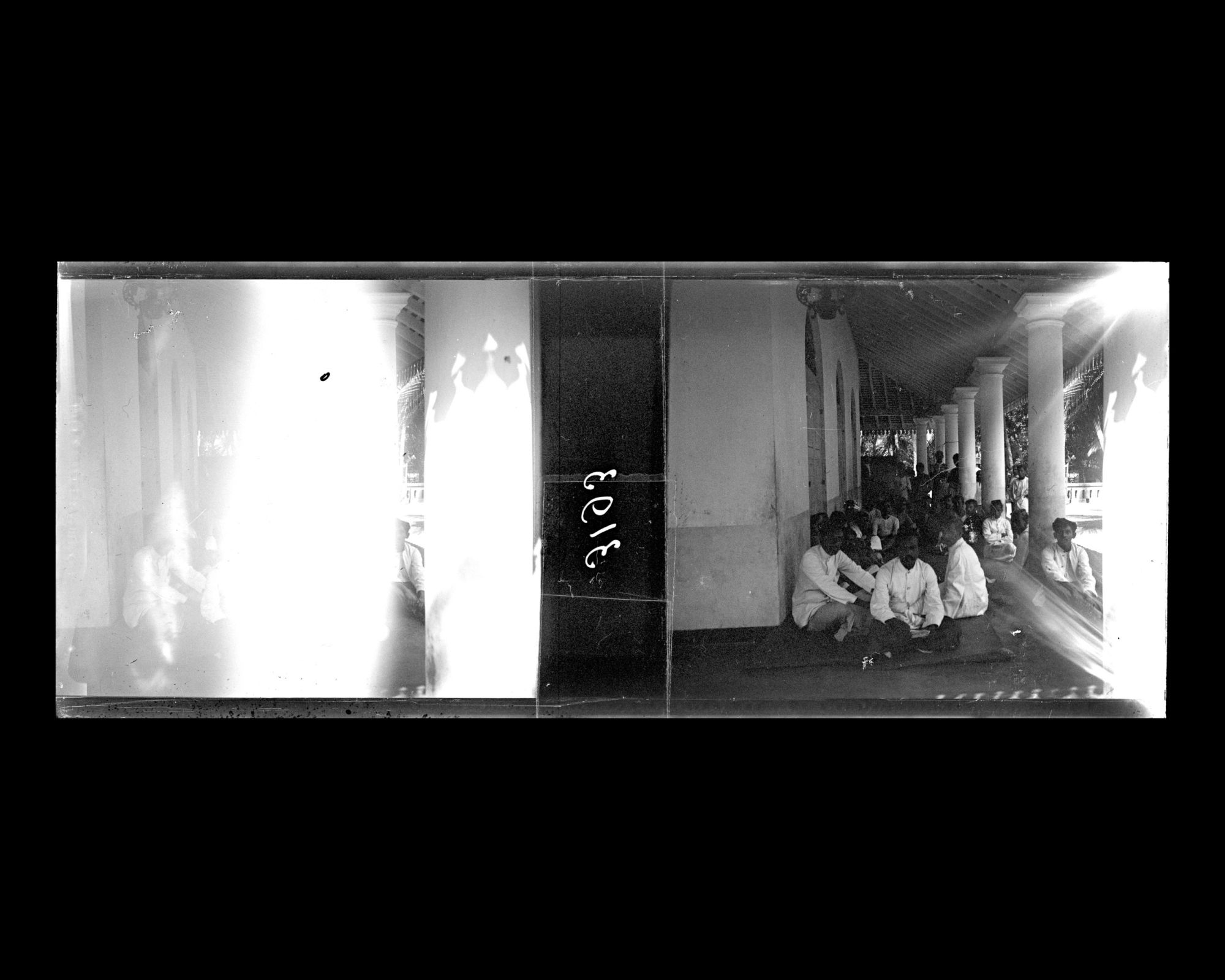 Image représentant Cingalais assis sous la veranda d'un bâtiment public ou d'un temple