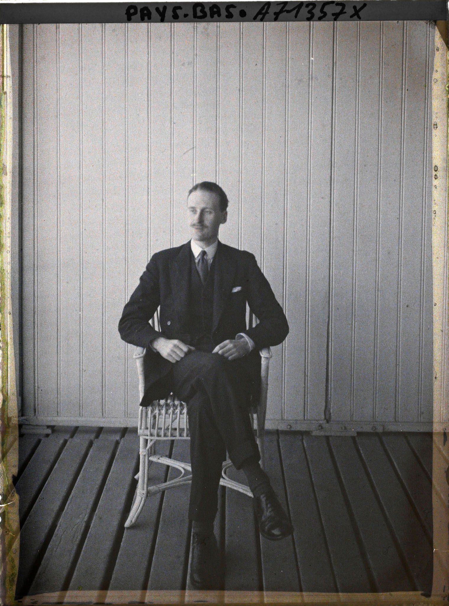 Image représentant Diplomate assis à une terrasse