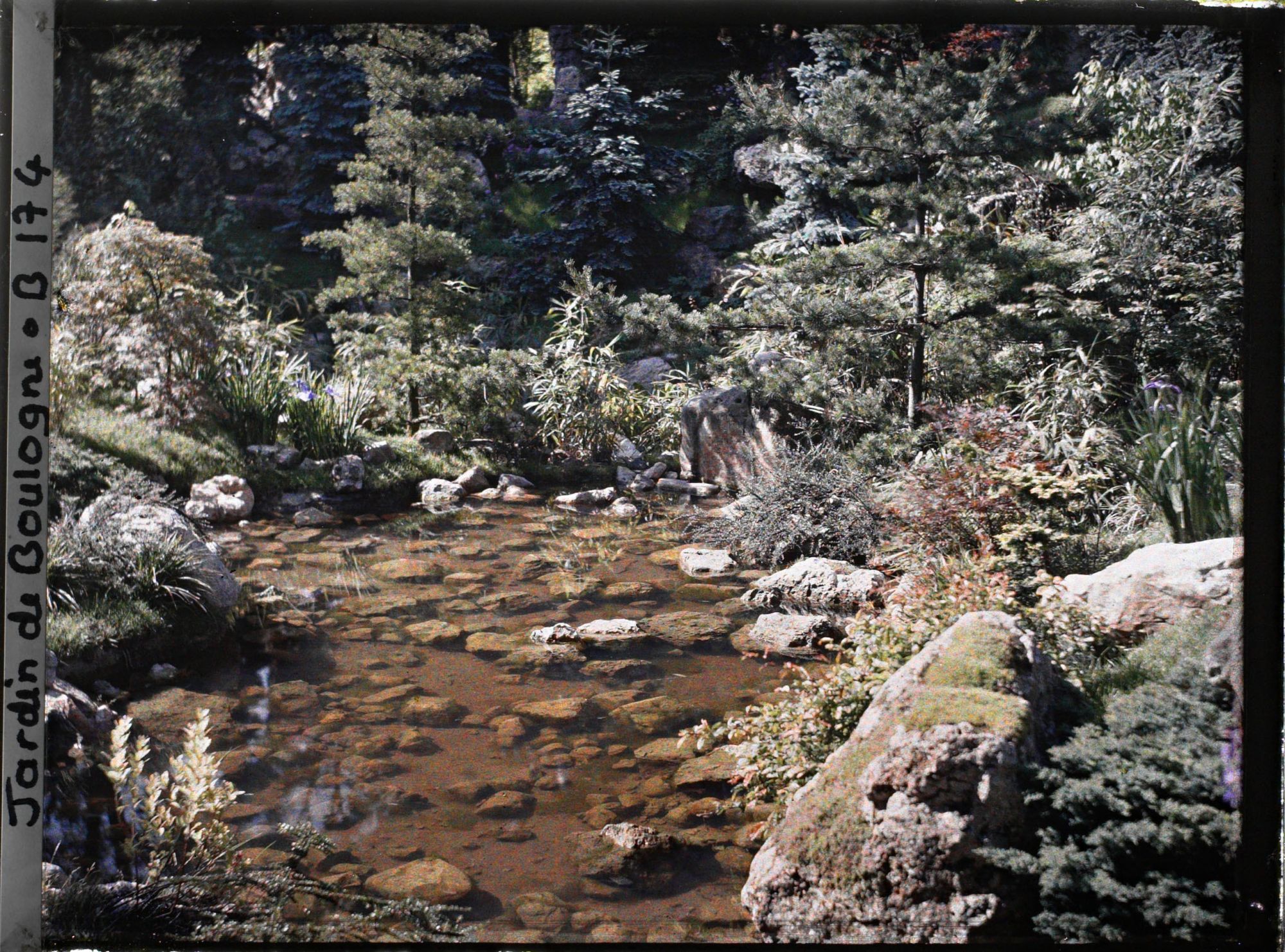 Image représentant Pièce d'eau du " sanctuaire japonais " située au pied de la façade de temple