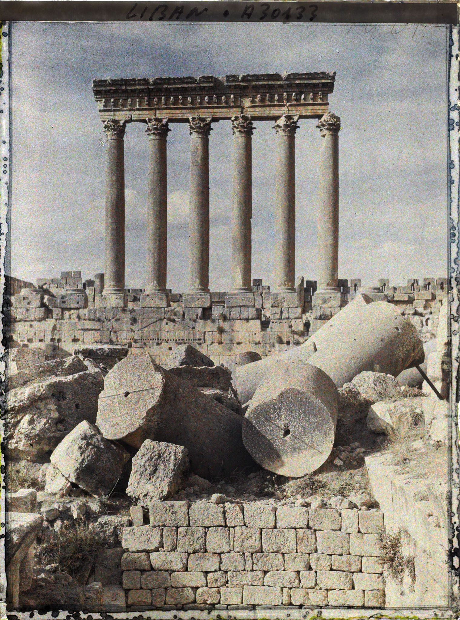 Image représentant Vue, côté externe, des six colonnes restantes du péristyle méridional du sanctuaire du Temple de Jupiter Héliopolitain