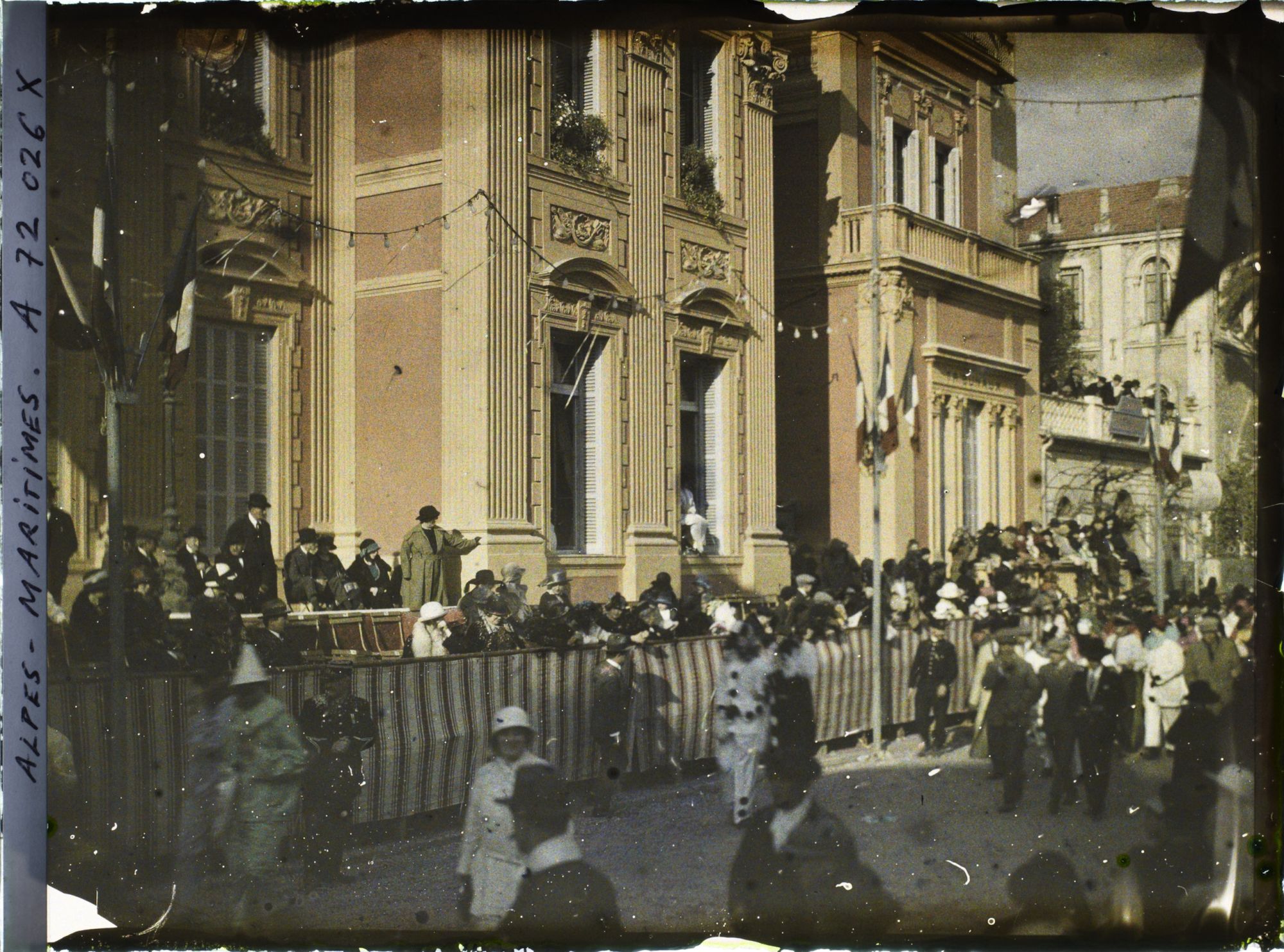 Image représentant Le public privilégié assistant au défilé du carnaval